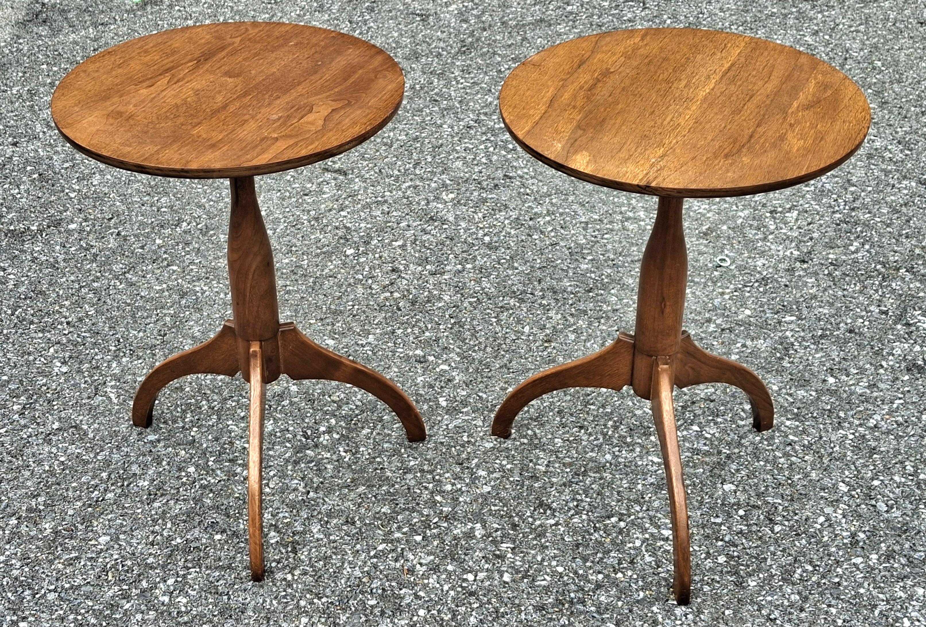 20ième siècle Paire de tables d'appoint en noyer massif teinté du 20e C. Tables d'appoint à piédestal en forme d'araignée Chandeliers en vente