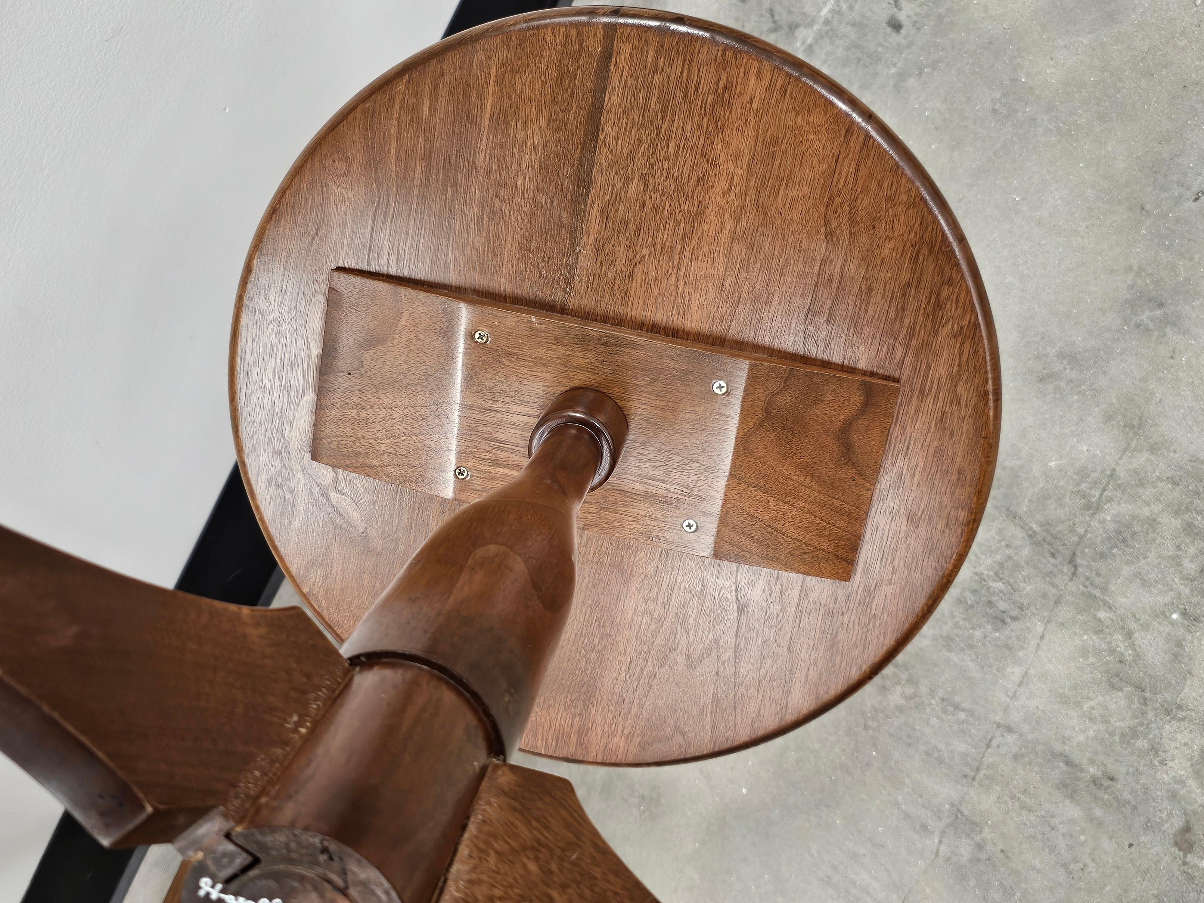 Coppia di tavolini a ragno in legno massiccio di noce macchiato del 20° secolo A.I.C. in vendita 4