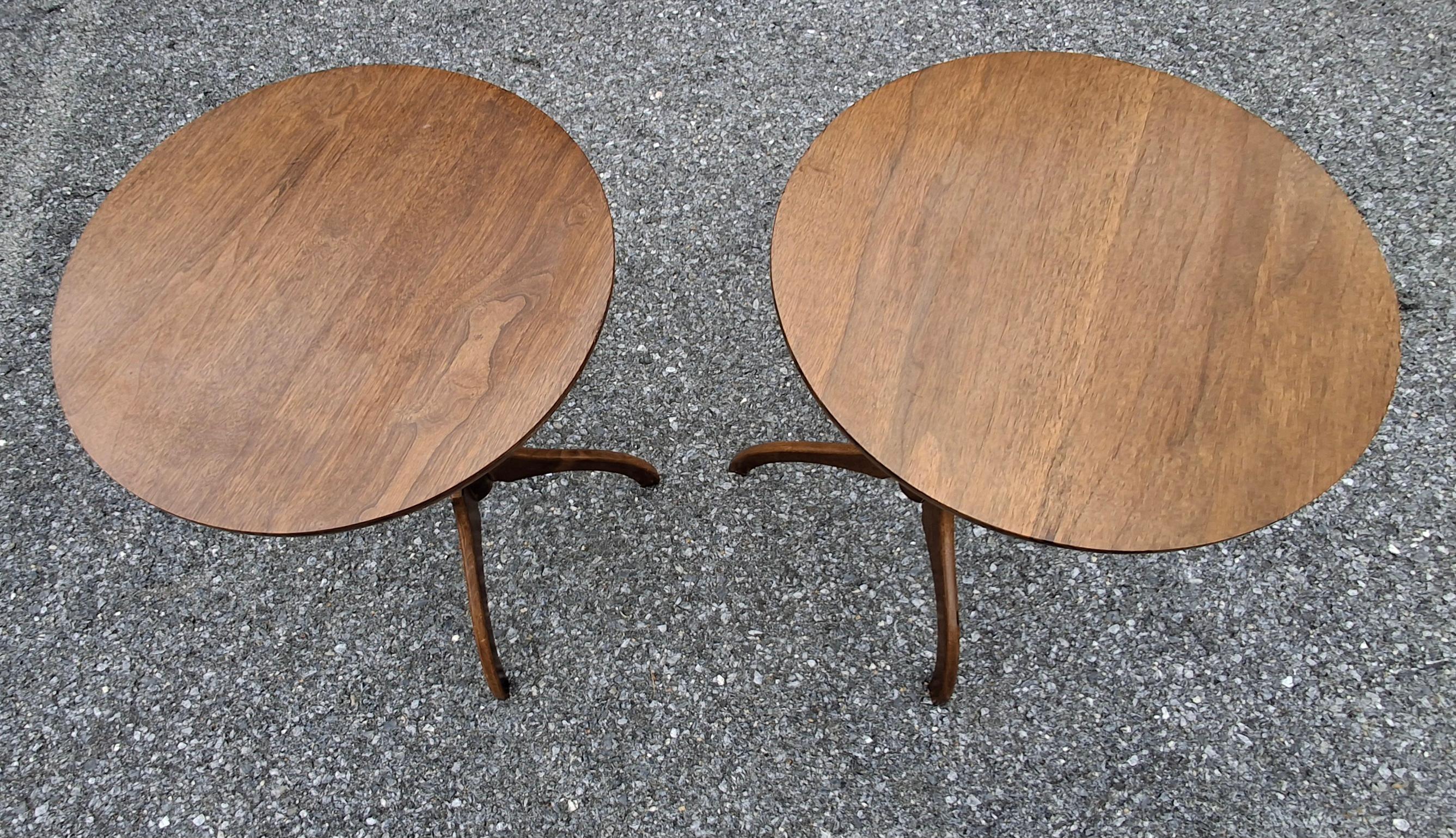 Noyer Paire de tables d'appoint en noyer massif teinté du 20e C. Tables d'appoint à piédestal en forme d'araignée Chandeliers en vente