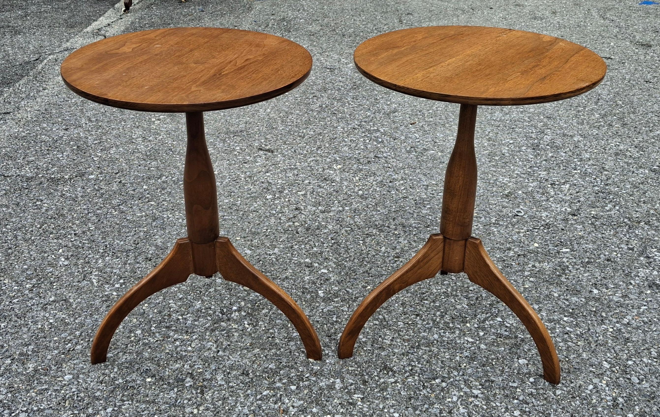 Paire de tables d'appoint en noyer massif teinté du 20e C. Tables d'appoint à piédestal en forme d'araignée Chandeliers en vente 1