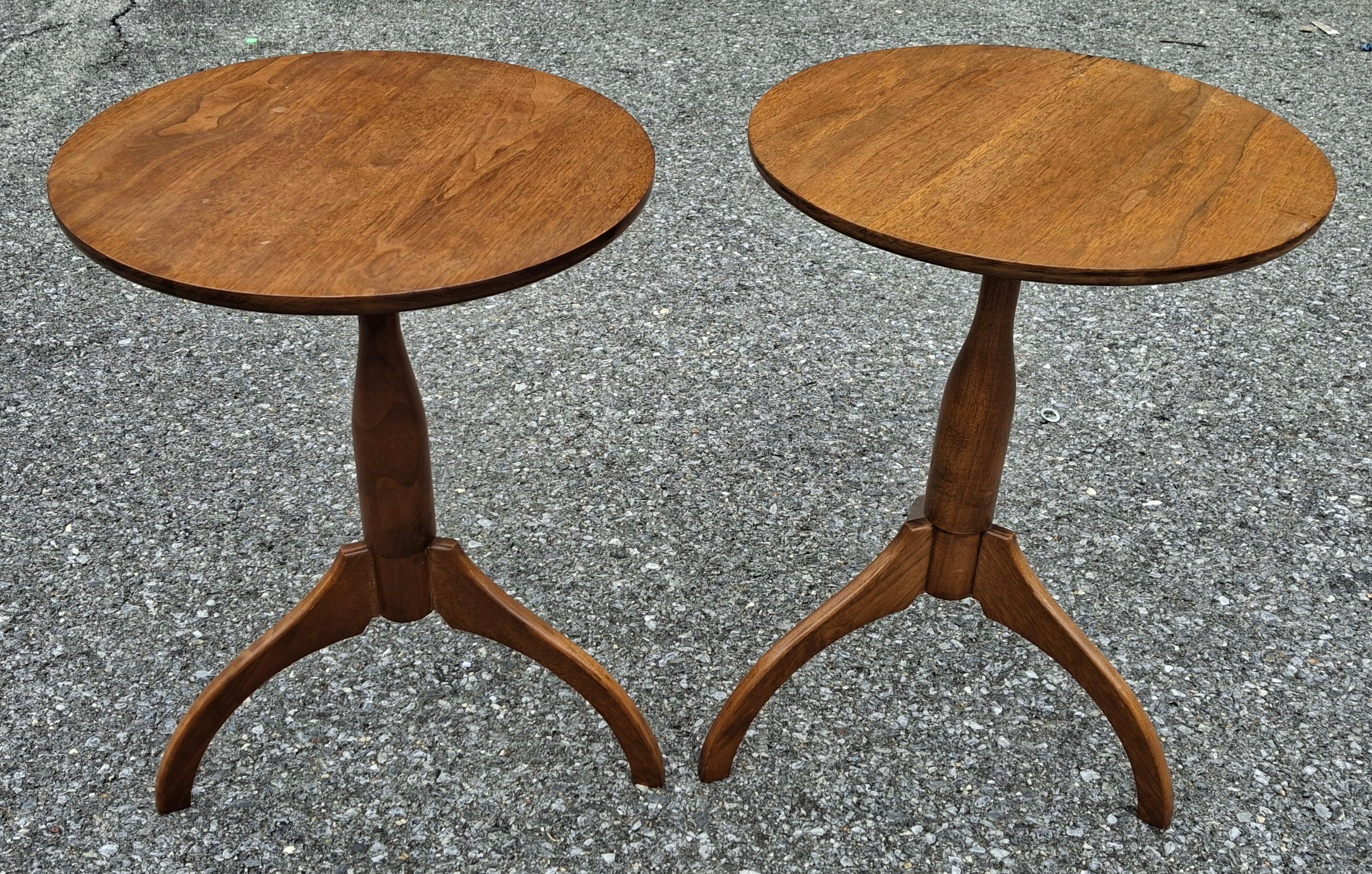 Paire de tables d'appoint en noyer massif teinté du 20e C. Tables d'appoint à piédestal en forme d'araignée Chandeliers en vente 2
