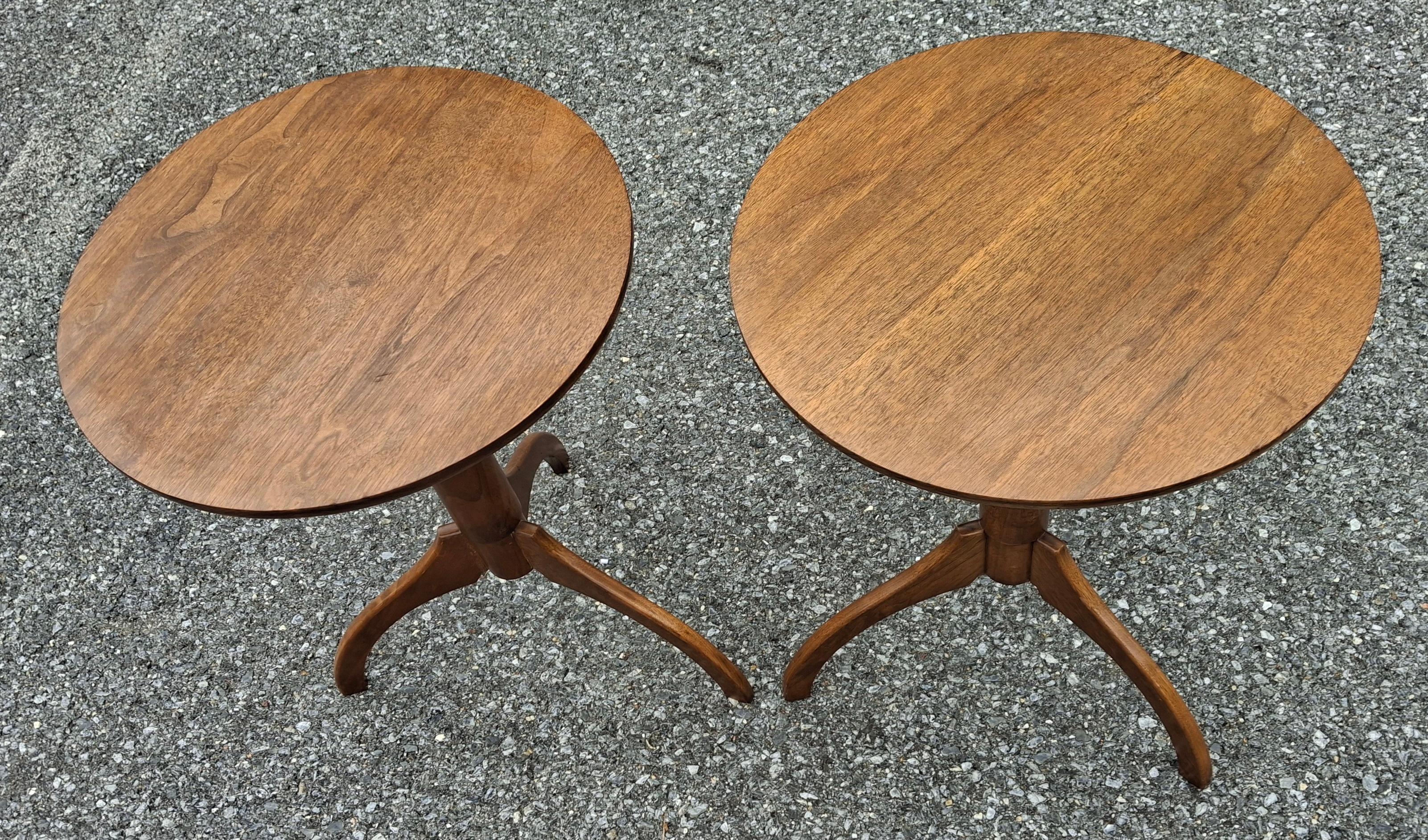 Paire de tables d'appoint en noyer massif teinté du 20e C. Tables d'appoint à piédestal en forme d'araignée Chandeliers en vente 3