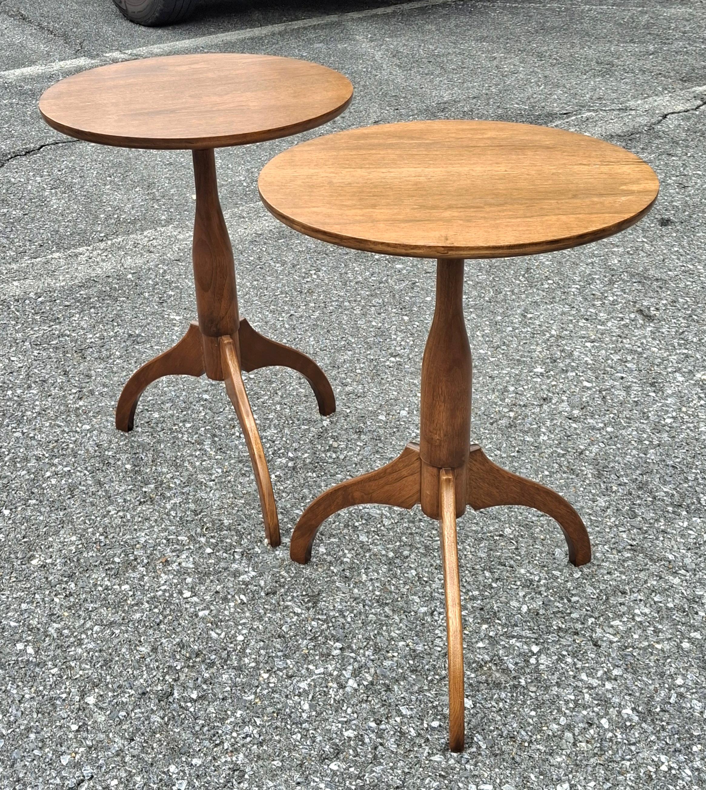Paire de tables d'appoint en noyer massif teinté du 20e C. Tables d'appoint à piédestal en forme d'araignée Chandeliers en vente 4