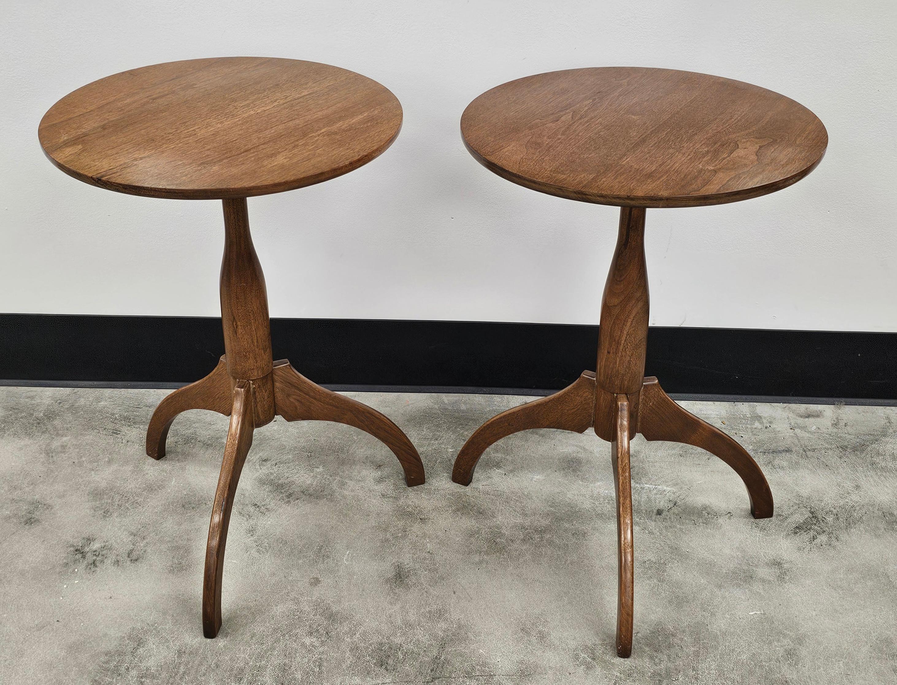 Scandinavo moderno Coppia di tavolini a ragno in legno massiccio di noce macchiato del 20° secolo A.I.C. in vendita