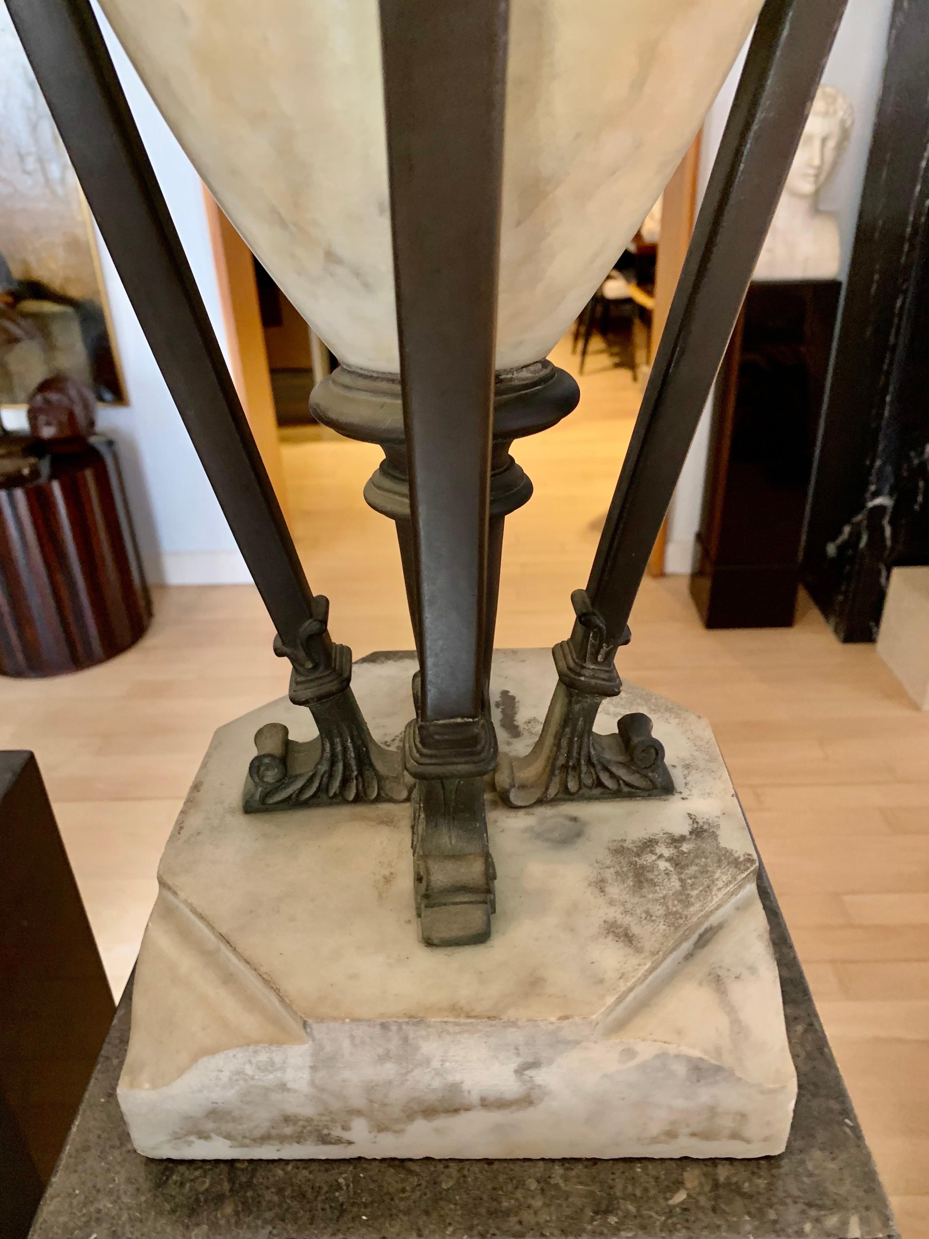 Paar Art-Déco-Urnenvasen aus Marmor und Bronze des 20. Jahrhunderts  im Angebot 8