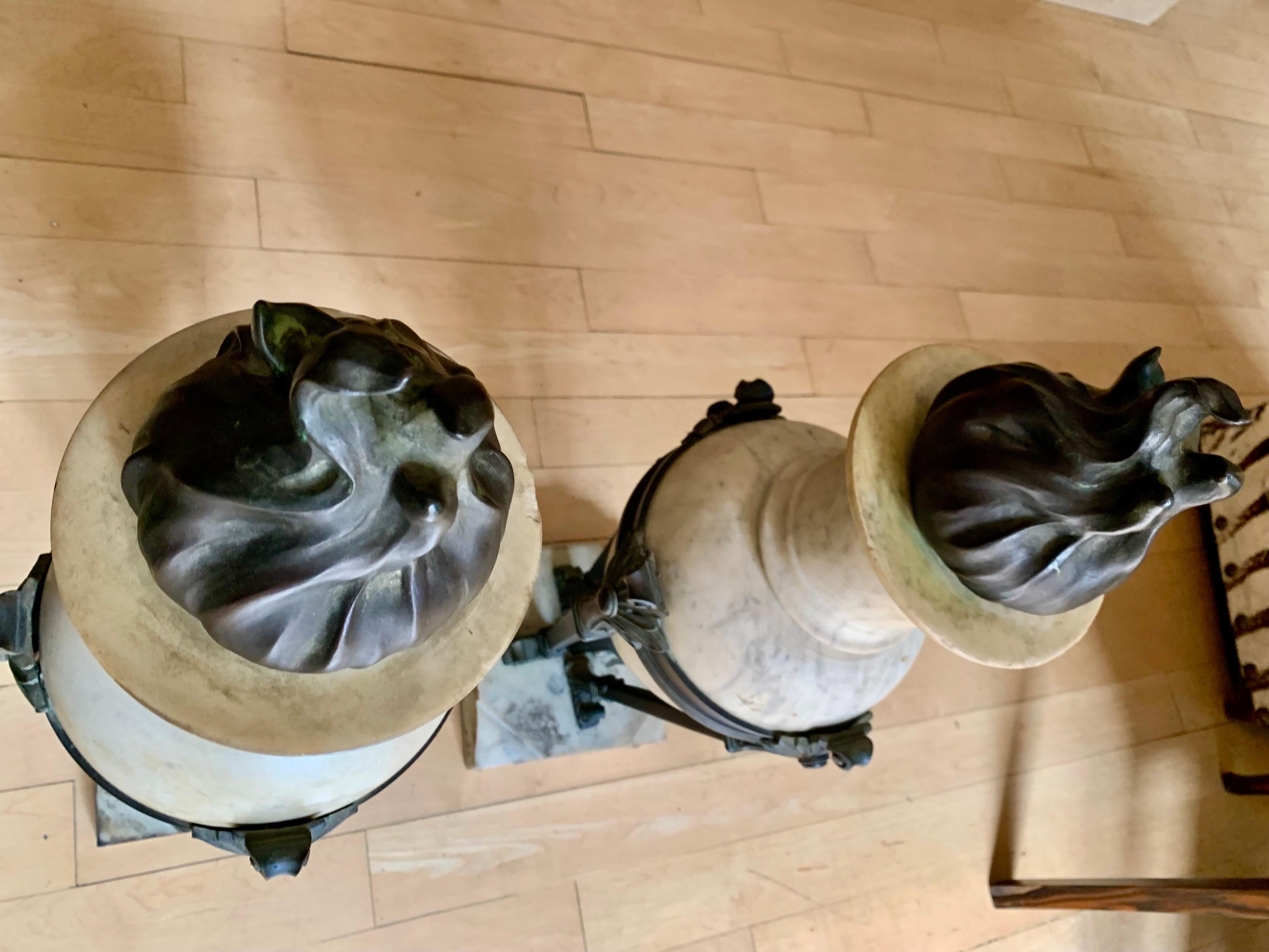 Paar Art-Déco-Urnenvasen aus Marmor und Bronze des 20. Jahrhunderts  im Angebot 10