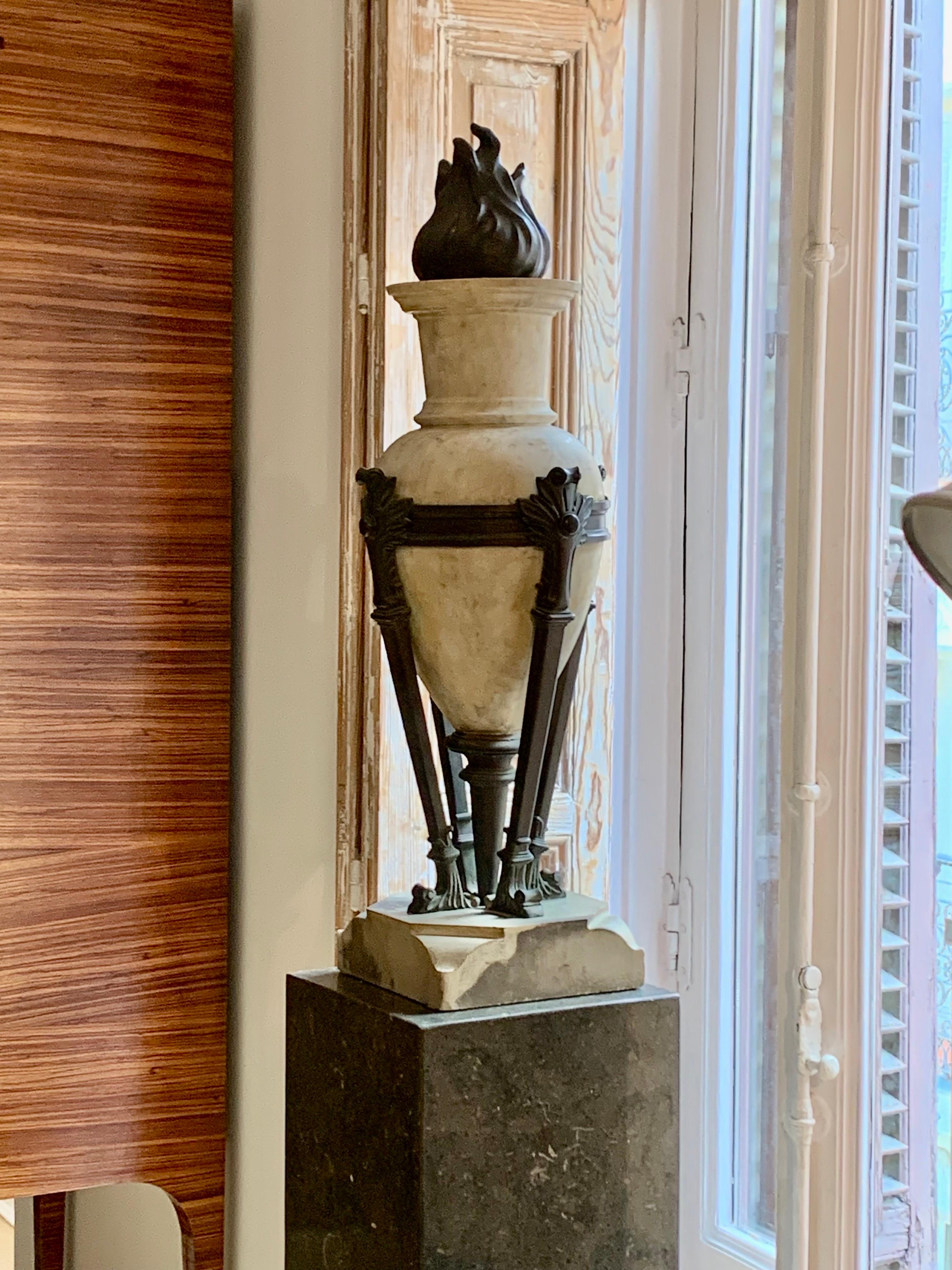 Français Paire de vases urnes Art Déco du 20ème siècle en marbre et bronze  en vente