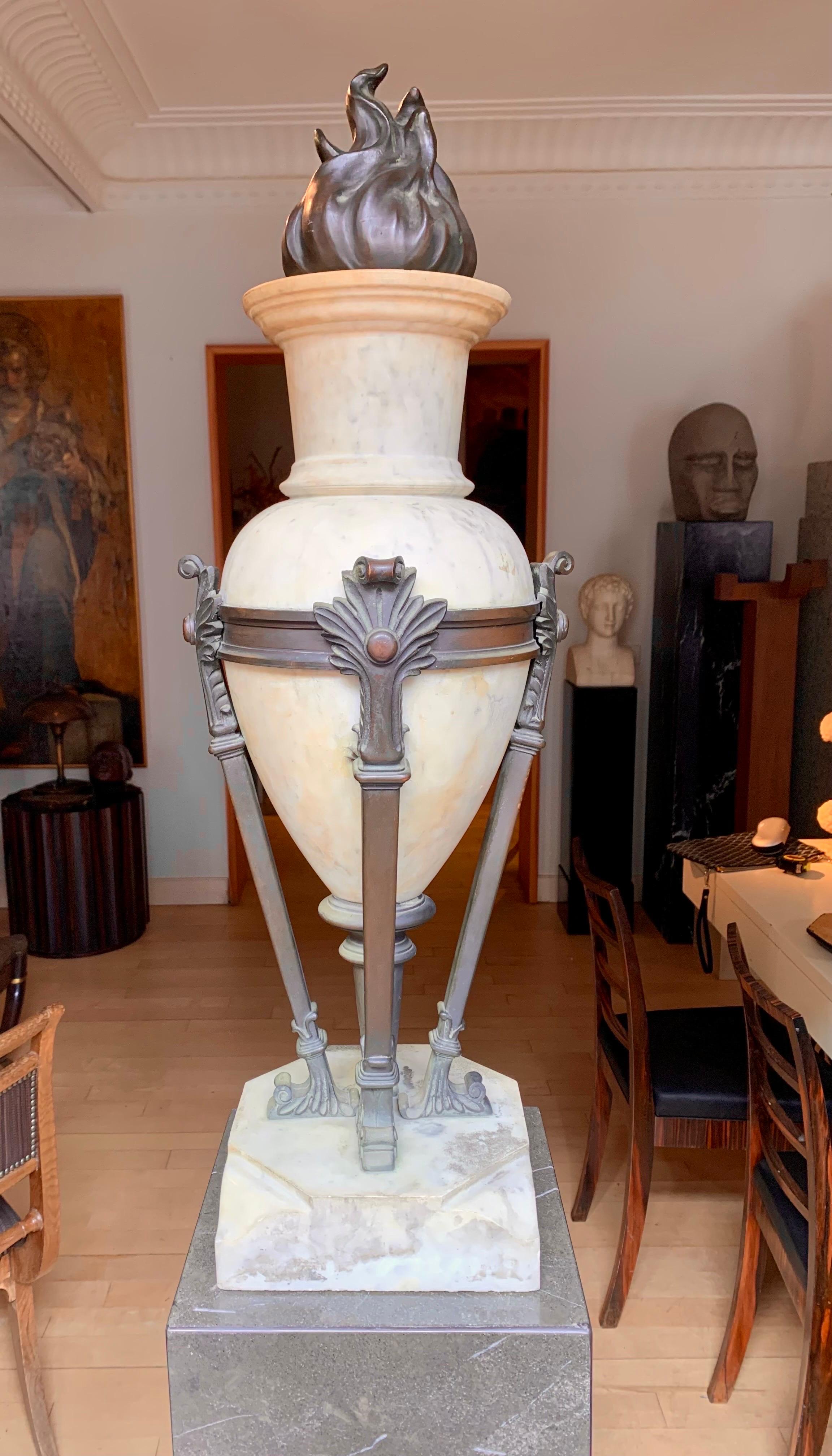 Paar Art-Déco-Urnenvasen aus Marmor und Bronze des 20. Jahrhunderts  im Angebot 3