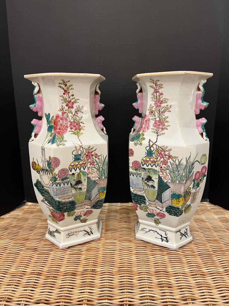 Coppia di vasi a balaustro esagonali da esportazione cinese Famille Rose del XX secolo con eleganti manici a forma di leone. Questi vasi incarnano l'intricata maestria dell'artigianato cinese della porcellana, mostrando colori vivaci e delicati