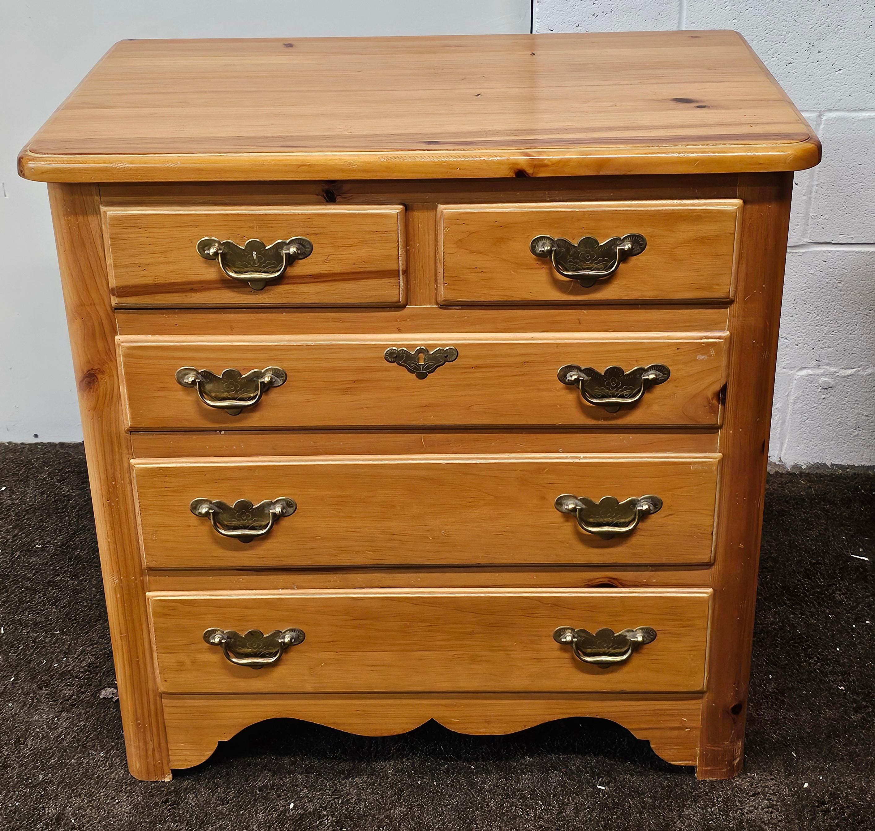 Paire de commodes de célibataire en pin du début du 20e siècle, style américain en vente 2