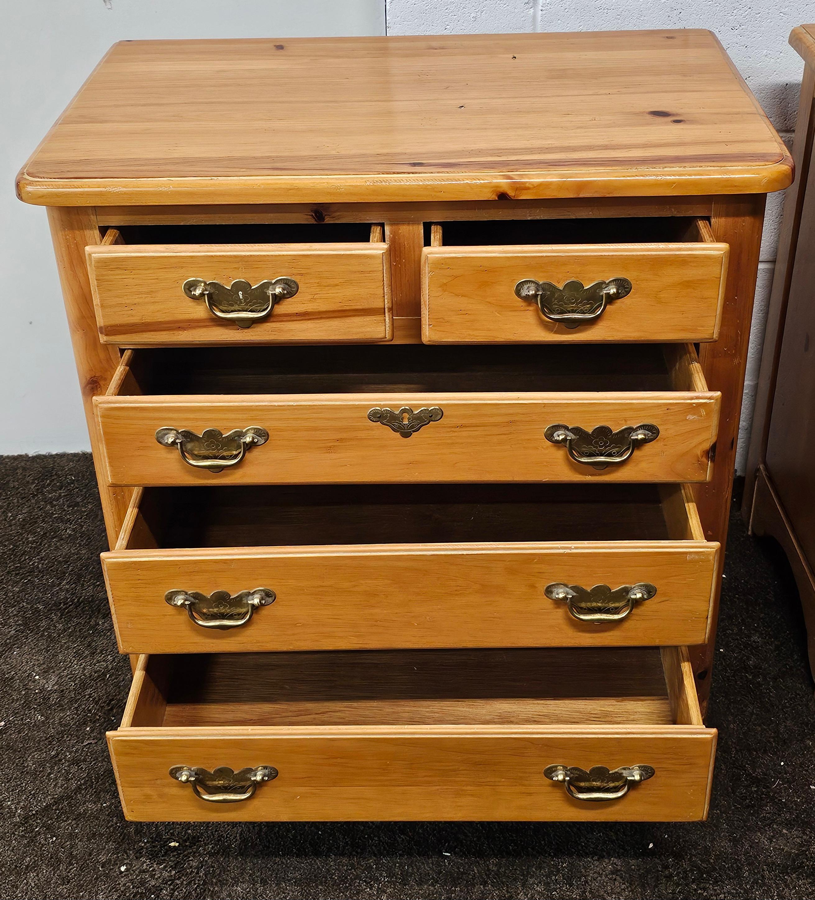 Colonial américain Paire de commodes de célibataire en pin du début du 20e siècle, style américain en vente