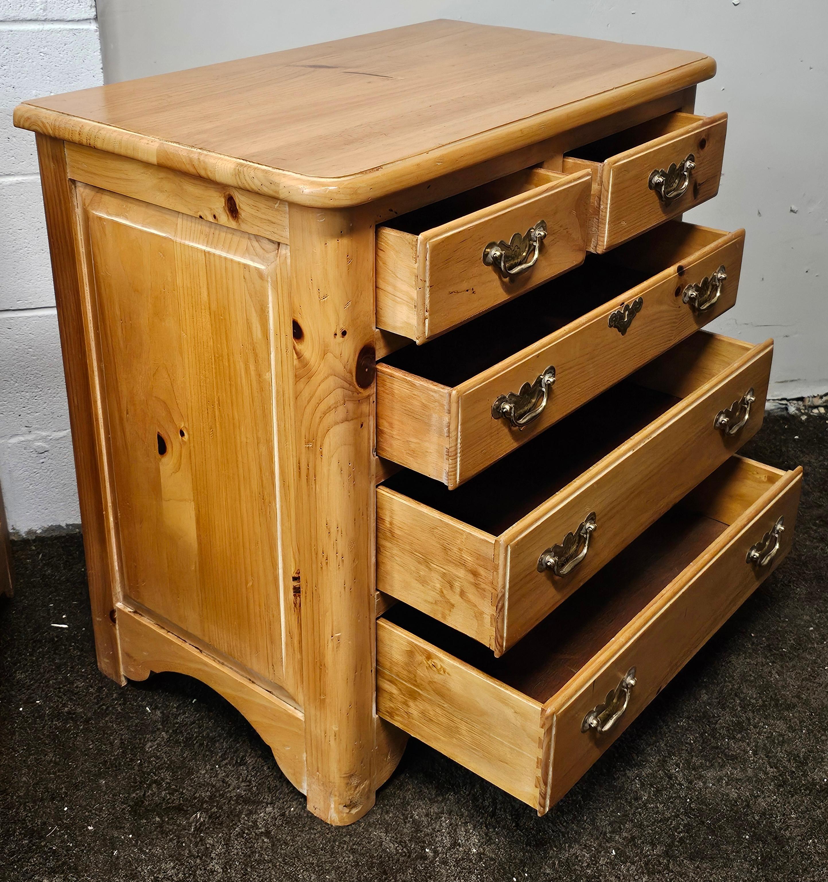 Tacheté Paire de commodes de célibataire en pin du début du 20e siècle, style américain en vente