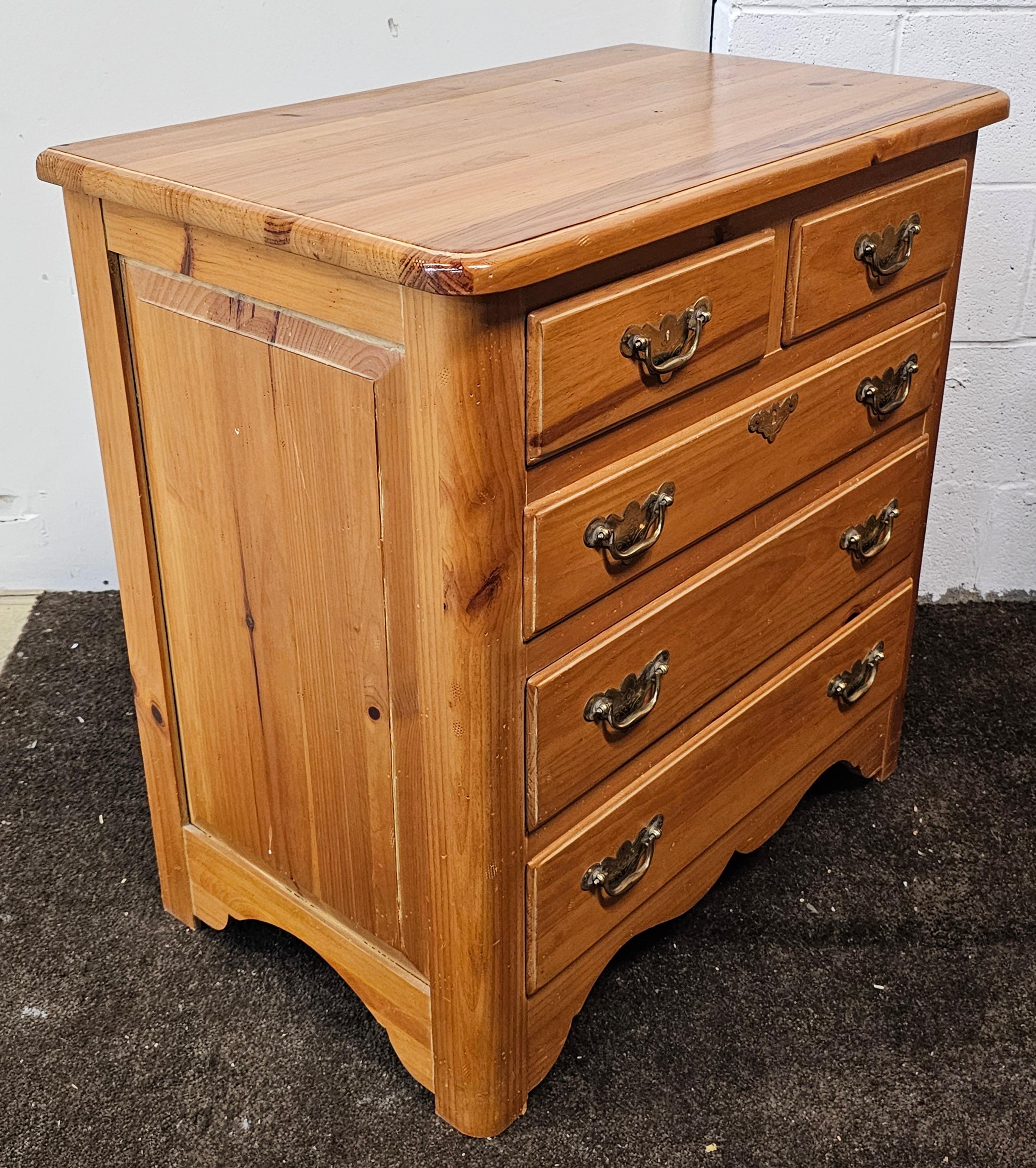 20ième siècle Paire de commodes de célibataire en pin du début du 20e siècle, style américain en vente