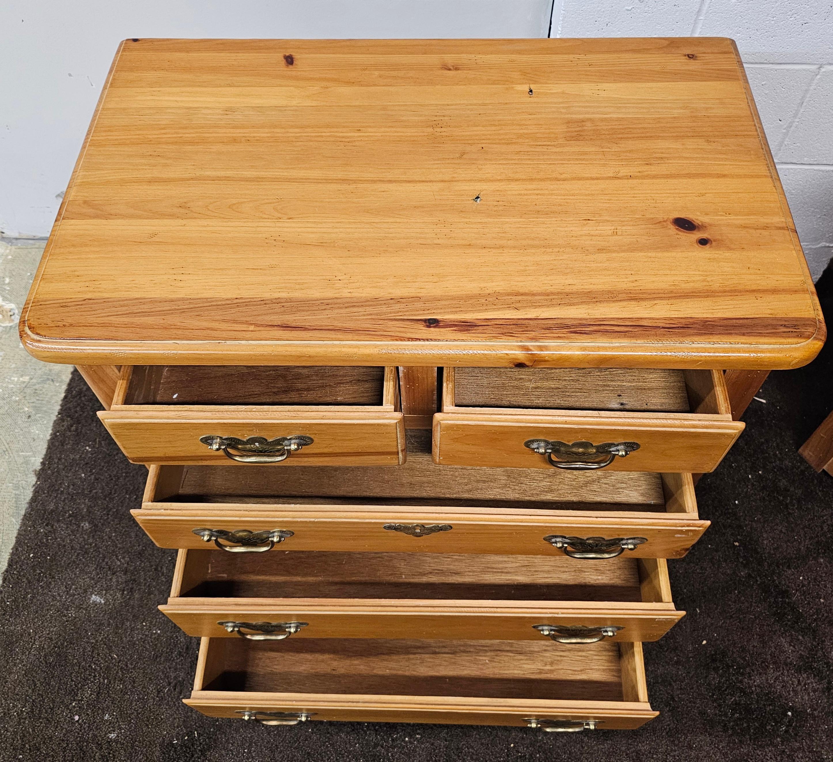 Laiton Paire de commodes de célibataire en pin du début du 20e siècle, style américain en vente