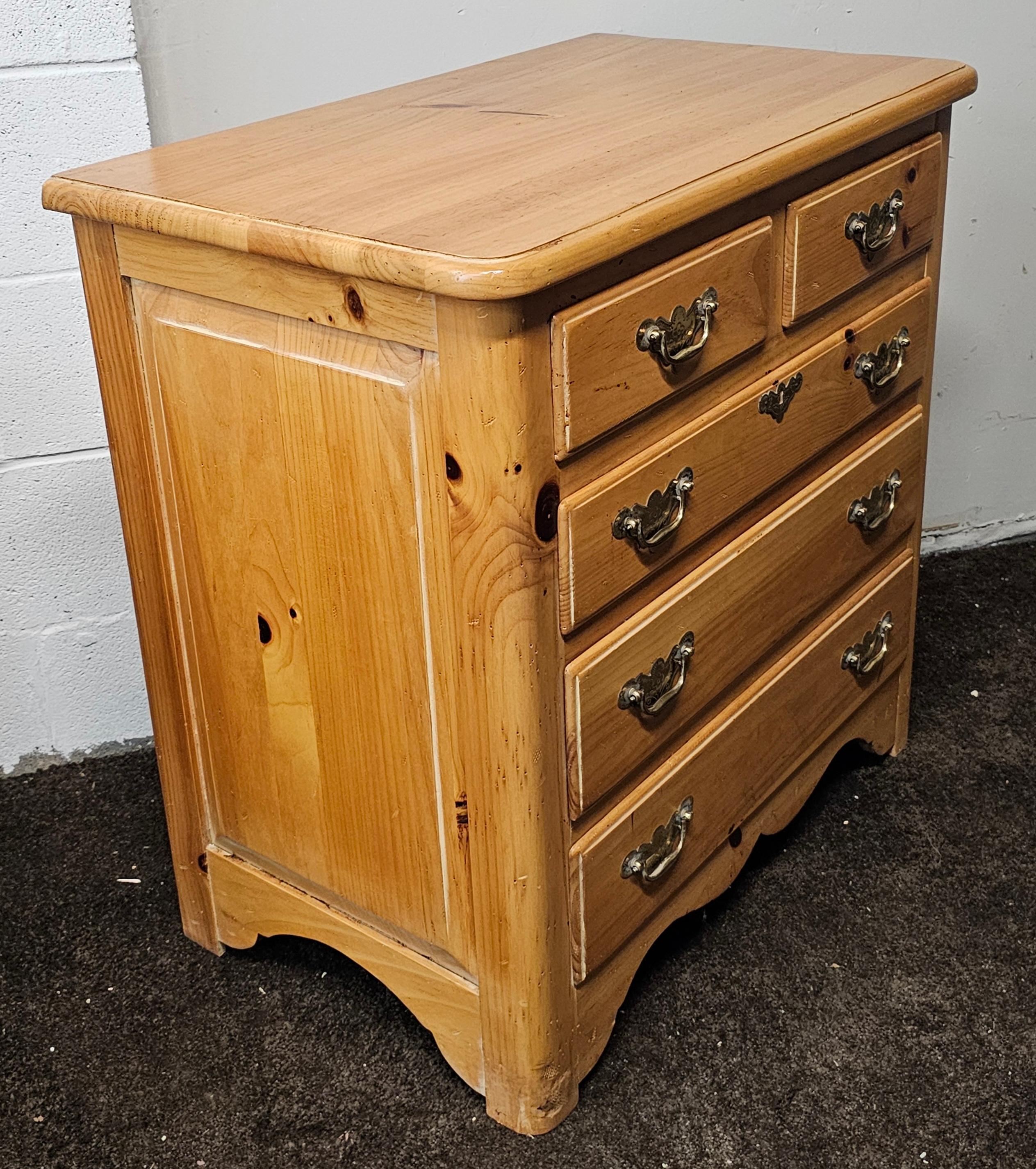 Paire de commodes de célibataire en pin du début du 20e siècle, style américain en vente 1
