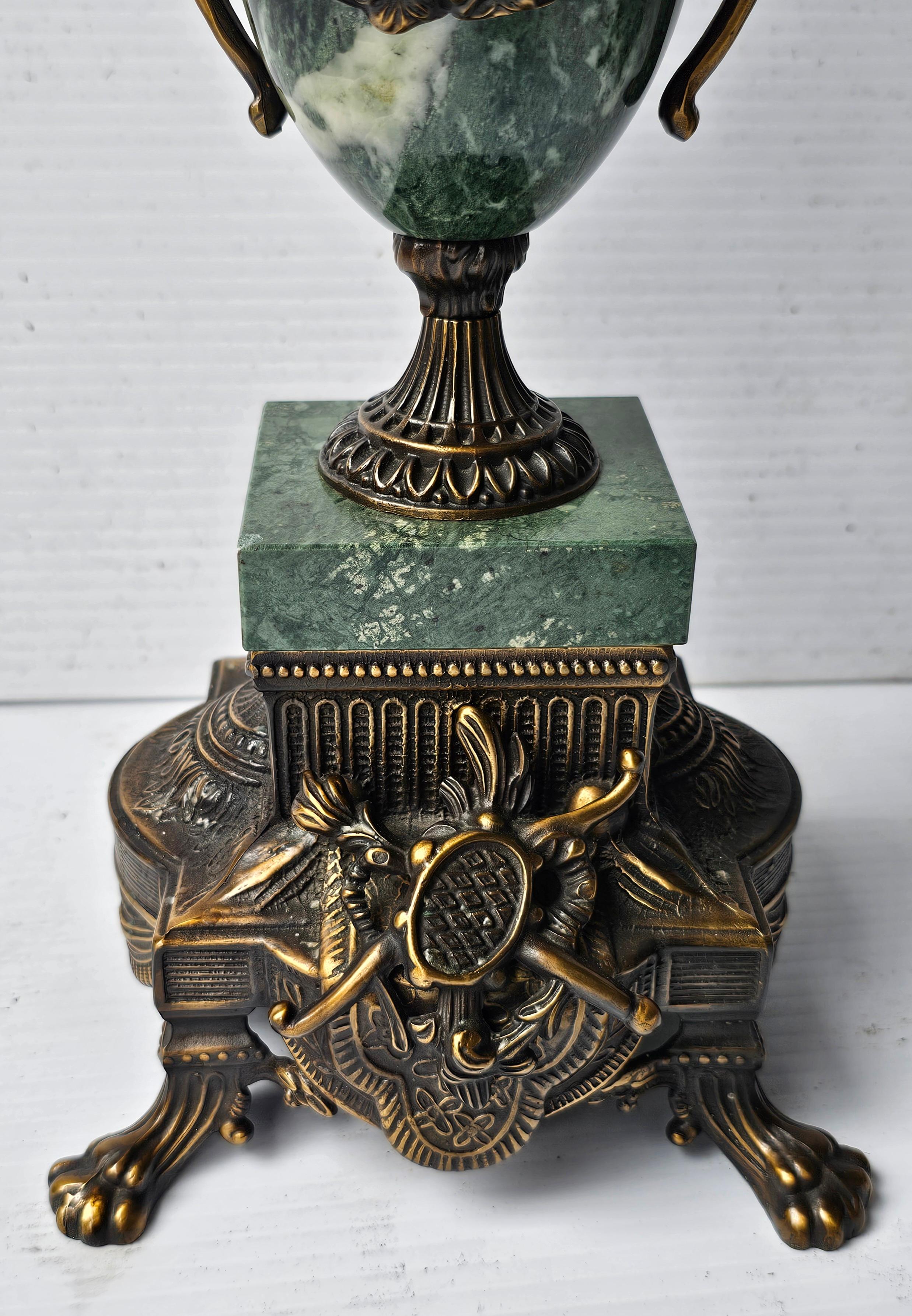 Coppia di candelabri a sette luci in stile impero del XX secolo, patinati e in marmo verde. 
Ogni candelabro ha sette portacandele ed è realizzato in bronzo patinato e marmo verde.
L'altezza è di 27 1/4 di pollice, la larghezza di 11