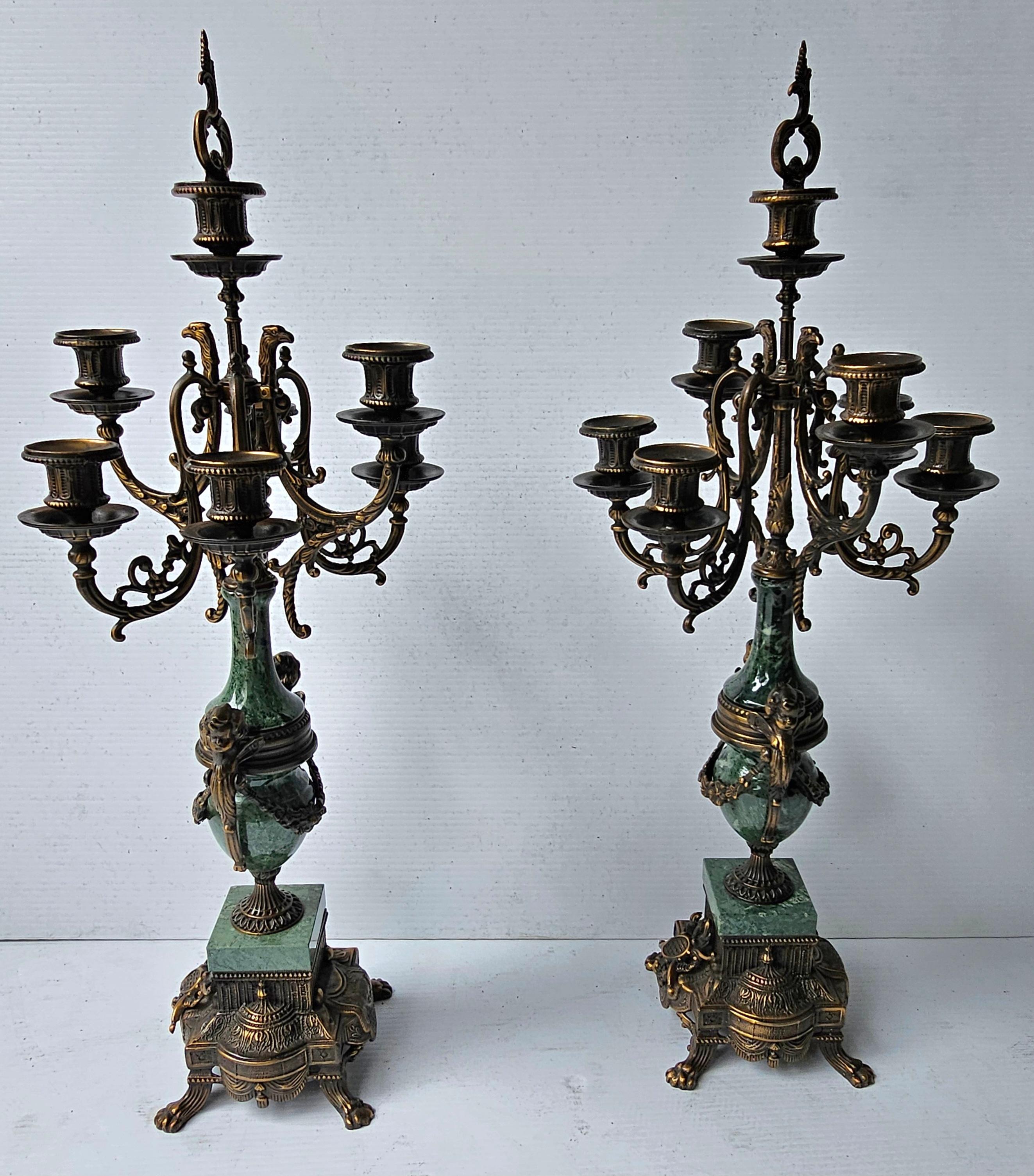 Stile impero Coppia di candelabri a 7 luci in marmo verde e patinato stile impero del XX secolo in vendita