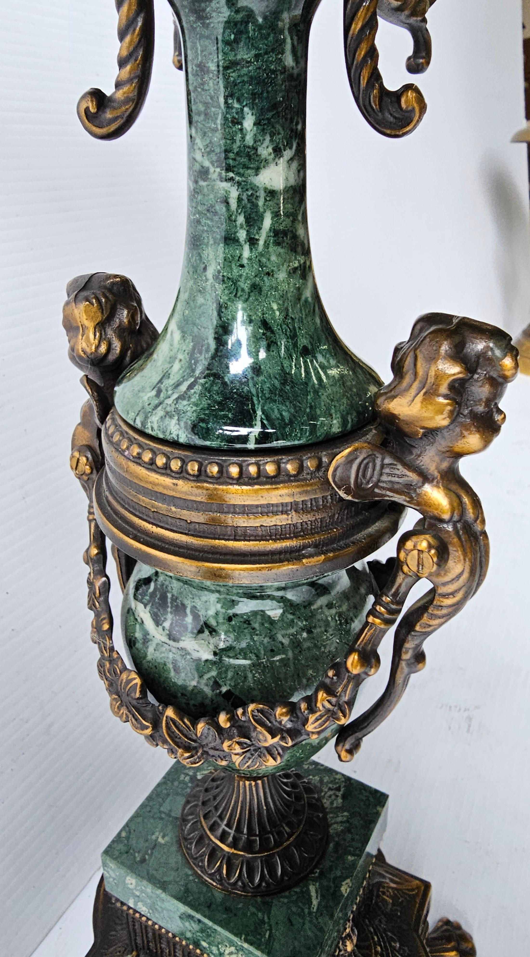 Americano Coppia di candelabri a 7 luci in marmo verde e patinato stile impero del XX secolo in vendita