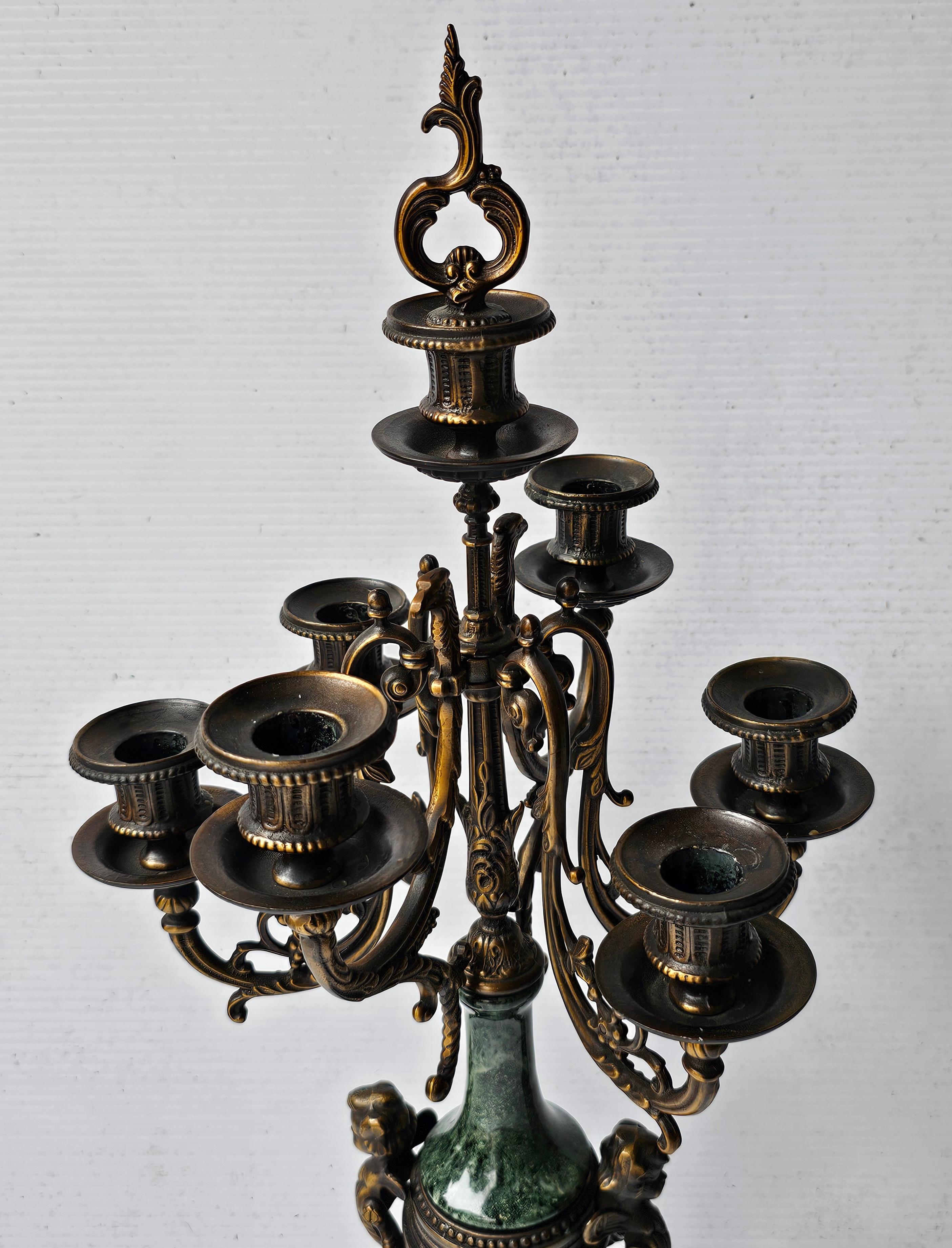 Coppia di candelabri a 7 luci in marmo verde e patinato stile impero del XX secolo In condizioni buone in vendita a Germantown, MD