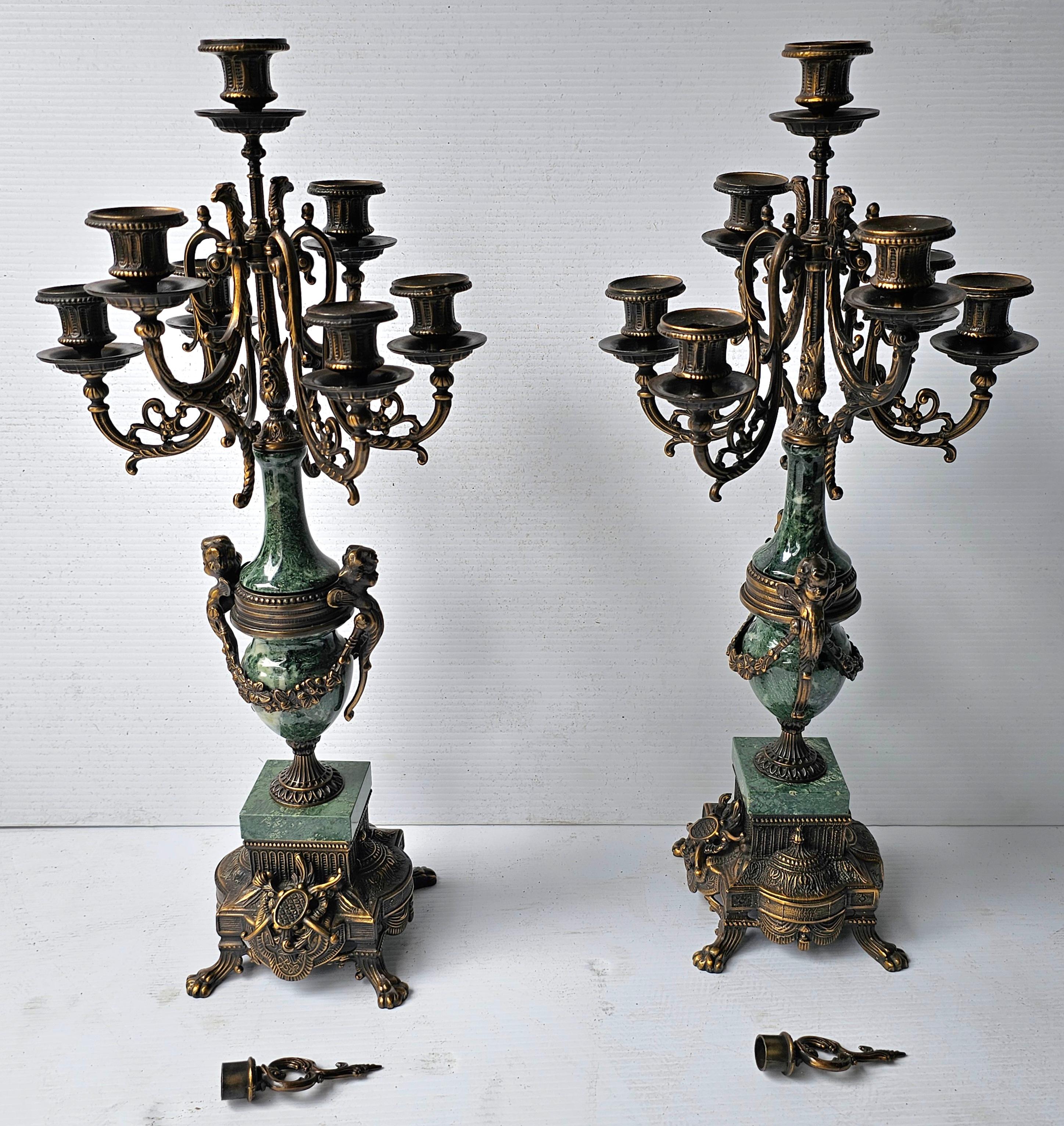 Bronzo Coppia di candelabri a 7 luci in marmo verde e patinato stile impero del XX secolo in vendita