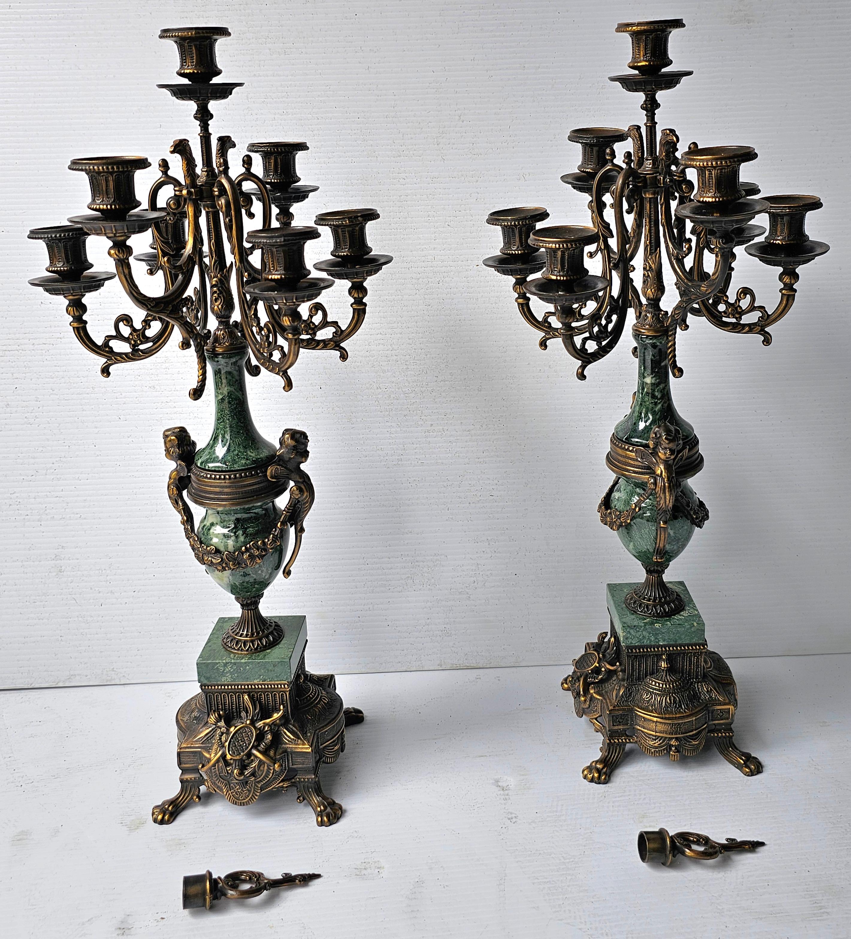 Coppia di candelabri a 7 luci in marmo verde e patinato stile impero del XX secolo in vendita 1