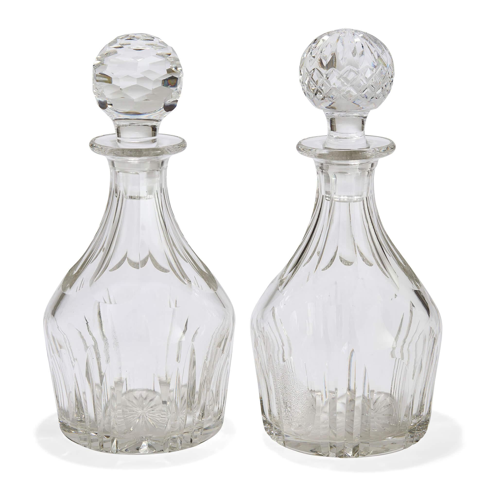 Paire de bouteilles à décanter en verre taillé anglaises du 20e siècle 
Anglais, 20ème siècle 
Hauteur 27/28 cm, diamètre 13 cm

Elegante et méticuleusement réalisée, cette magnifique paire de carafes anglaises en verre taillé témoigne de l'art et