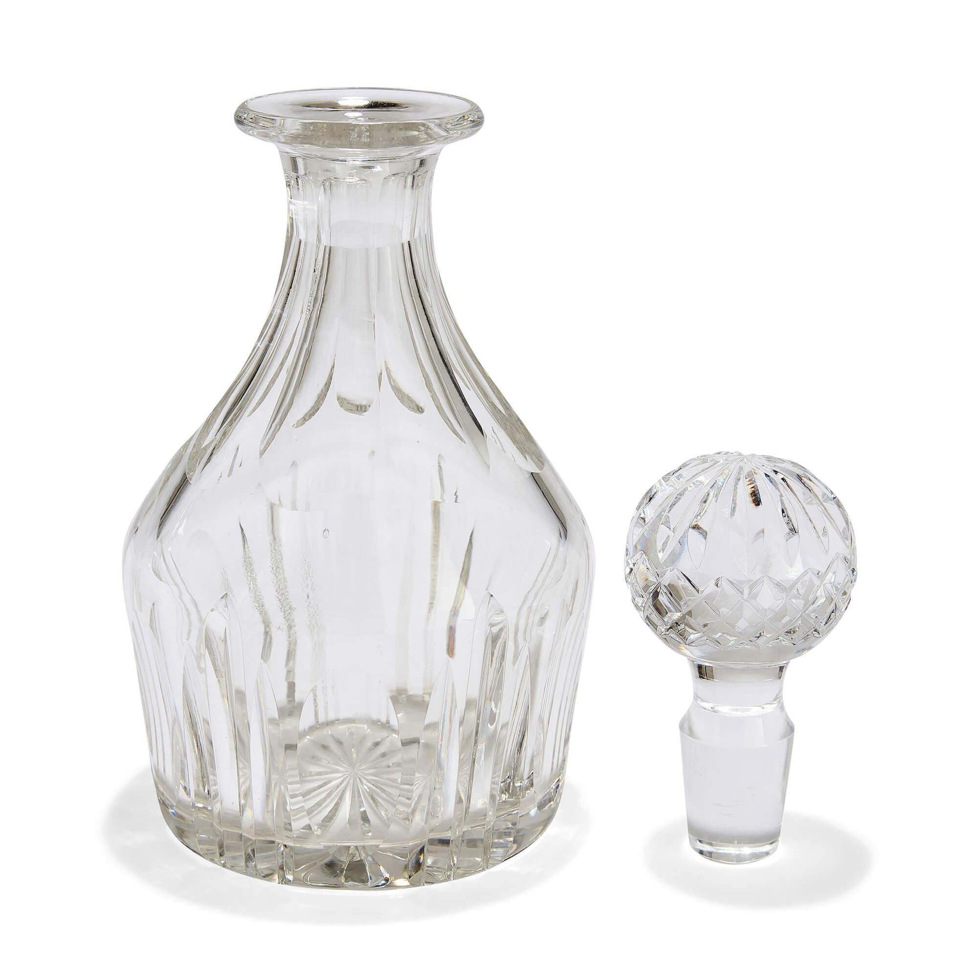 Anglais Paire de bouteilles à décanter en verre taillé anglaises du 20e siècle en vente