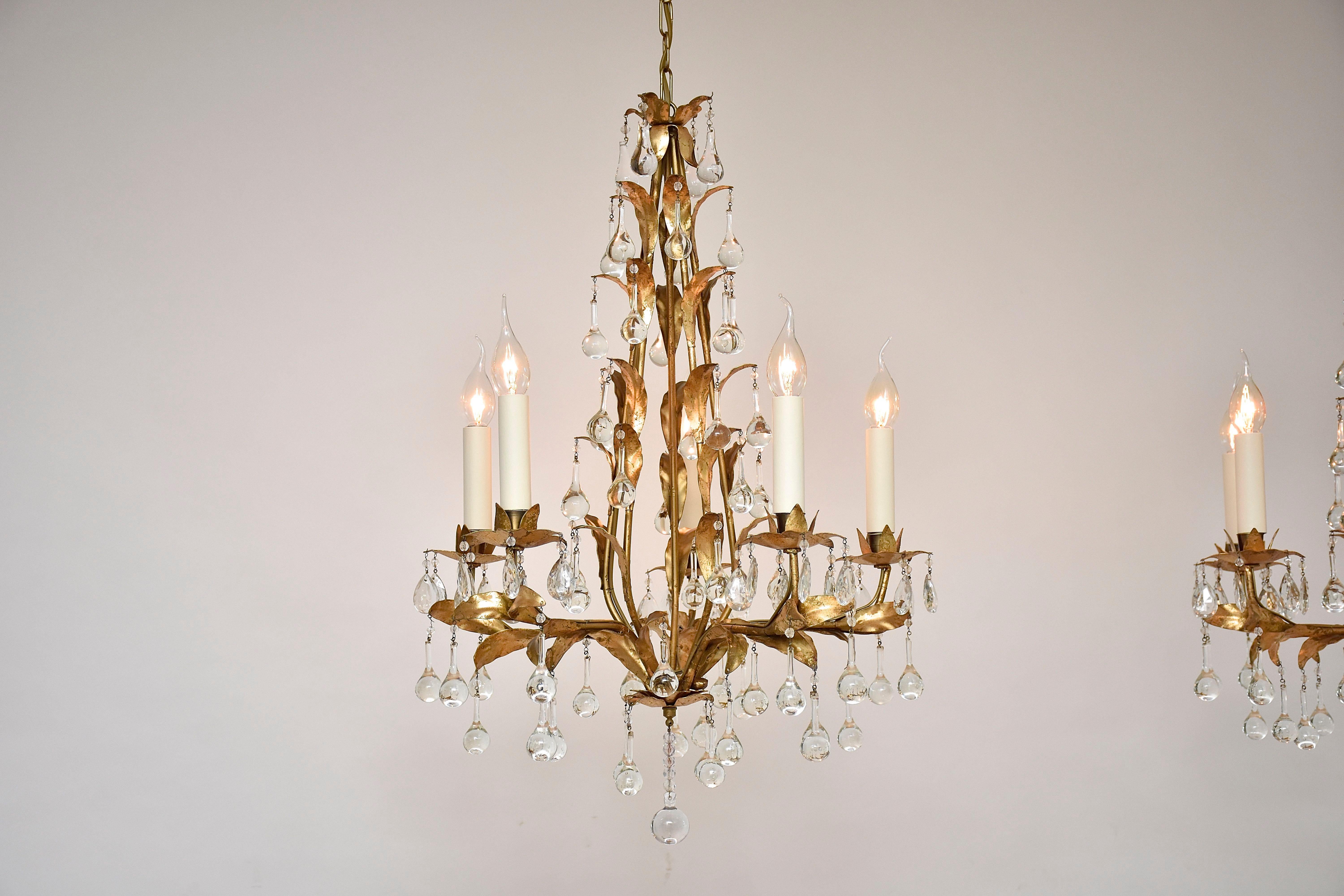 Elegantes Paar italienischer Kronleuchter mit je 5 Lichtern.
Vergoldeter Metallrahmen, verziert mit Blättern und Glastropfen.
Herkunftsort - Italien


 


