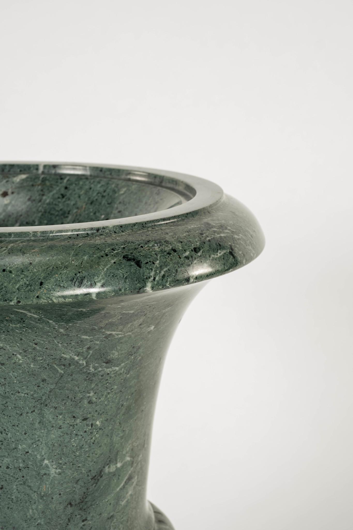 Pareja de urnas con tapa de mármol verde del siglo XX en venta 1