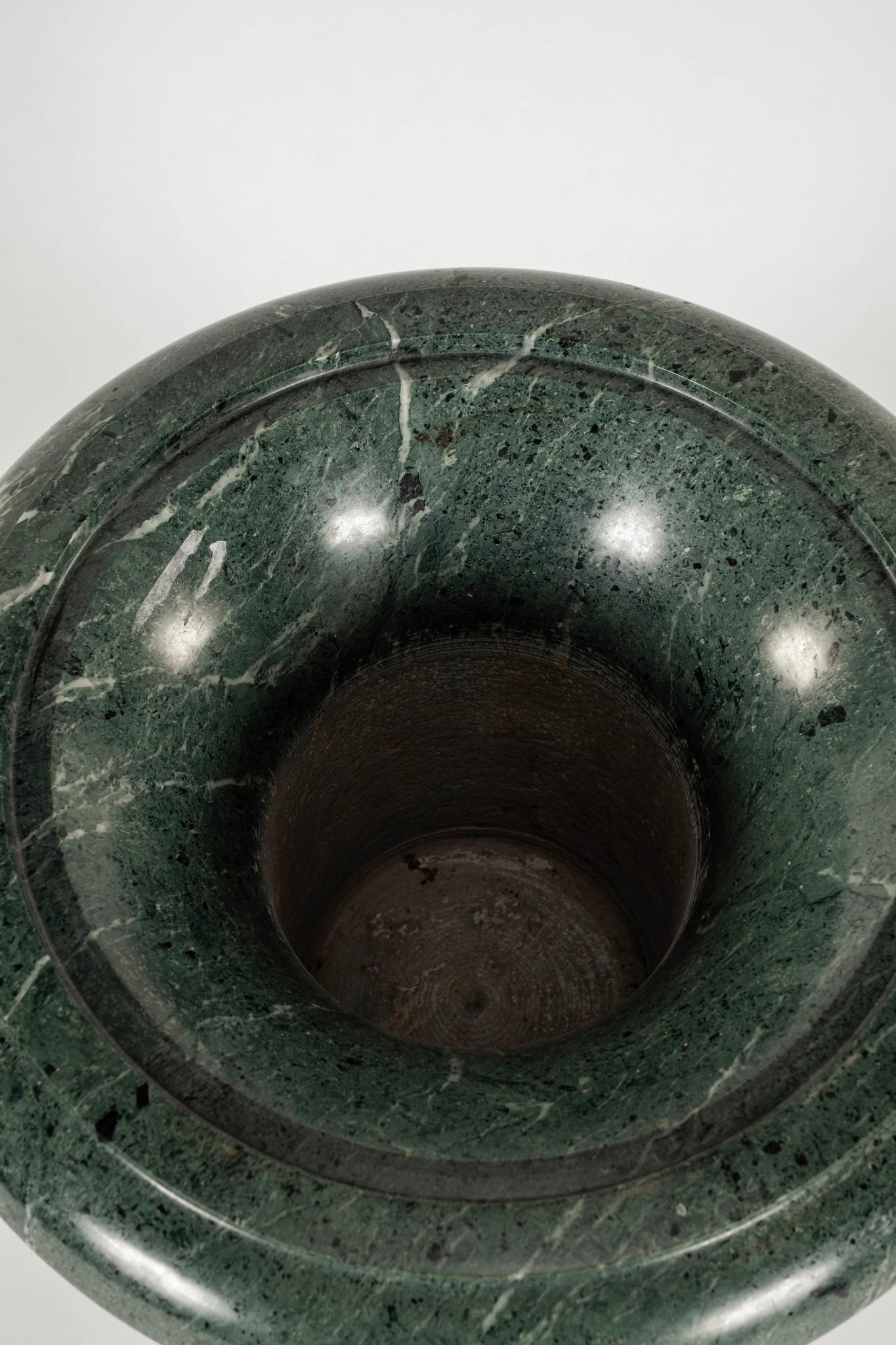 Pareja de urnas con tapa de mármol verde del siglo XX en venta 3
