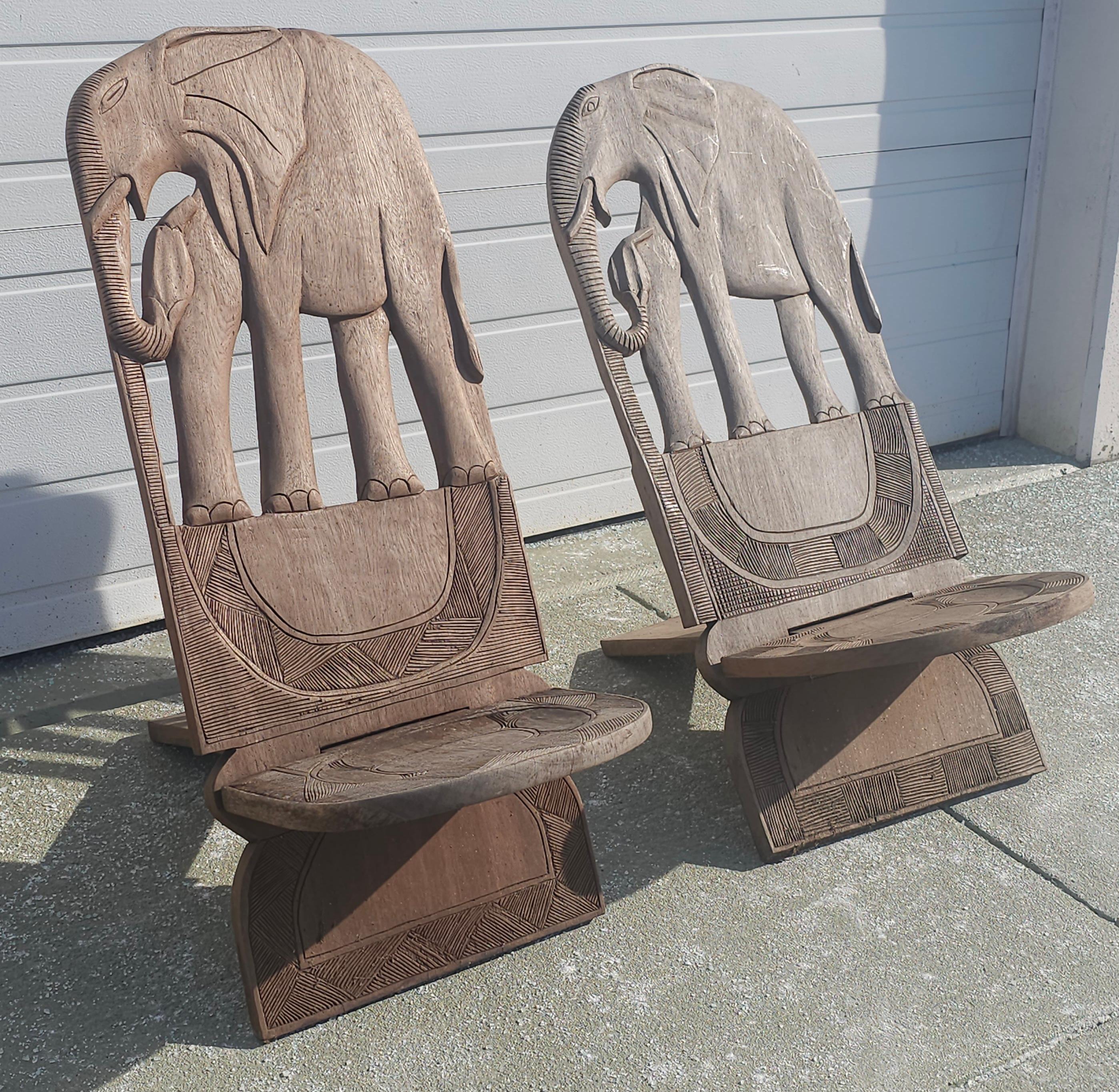 Paire de chaises longues en forme d'éléphant primitif du 20e siècle, fabriquées à la main.
Mesure 18