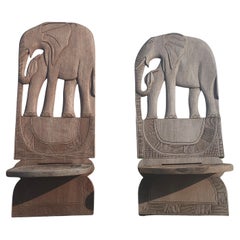 Pareja de sillas de salón de elefante primitivas del siglo XX hechas a mano