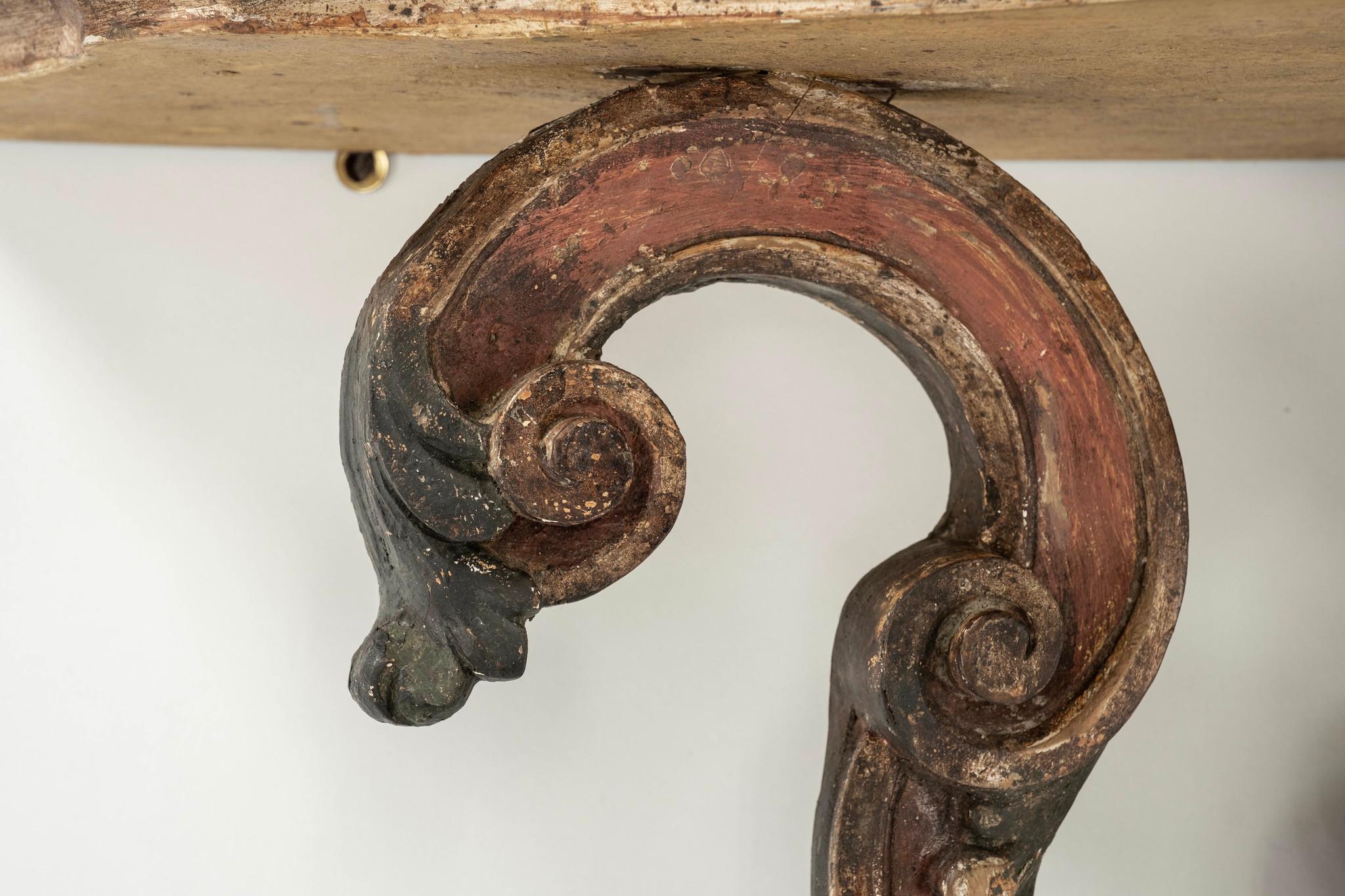 Pareja de estanterías de pared italianas del siglo XX talladas y policromadas Tallado a mano en venta