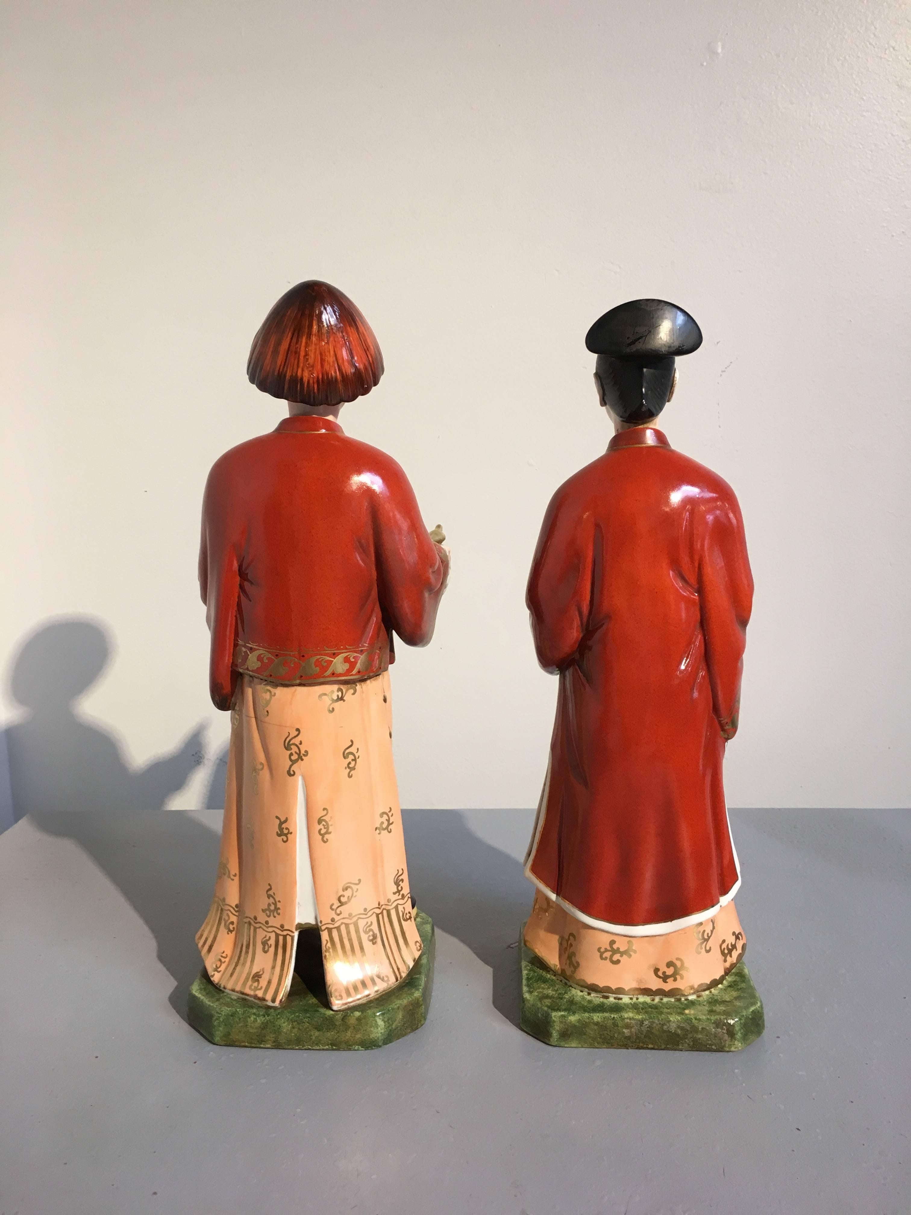 Doré Paire de figurines à tête tombante en porcelaine de style chinoiserie italienne, milieu du XXe siècle, Italie en vente