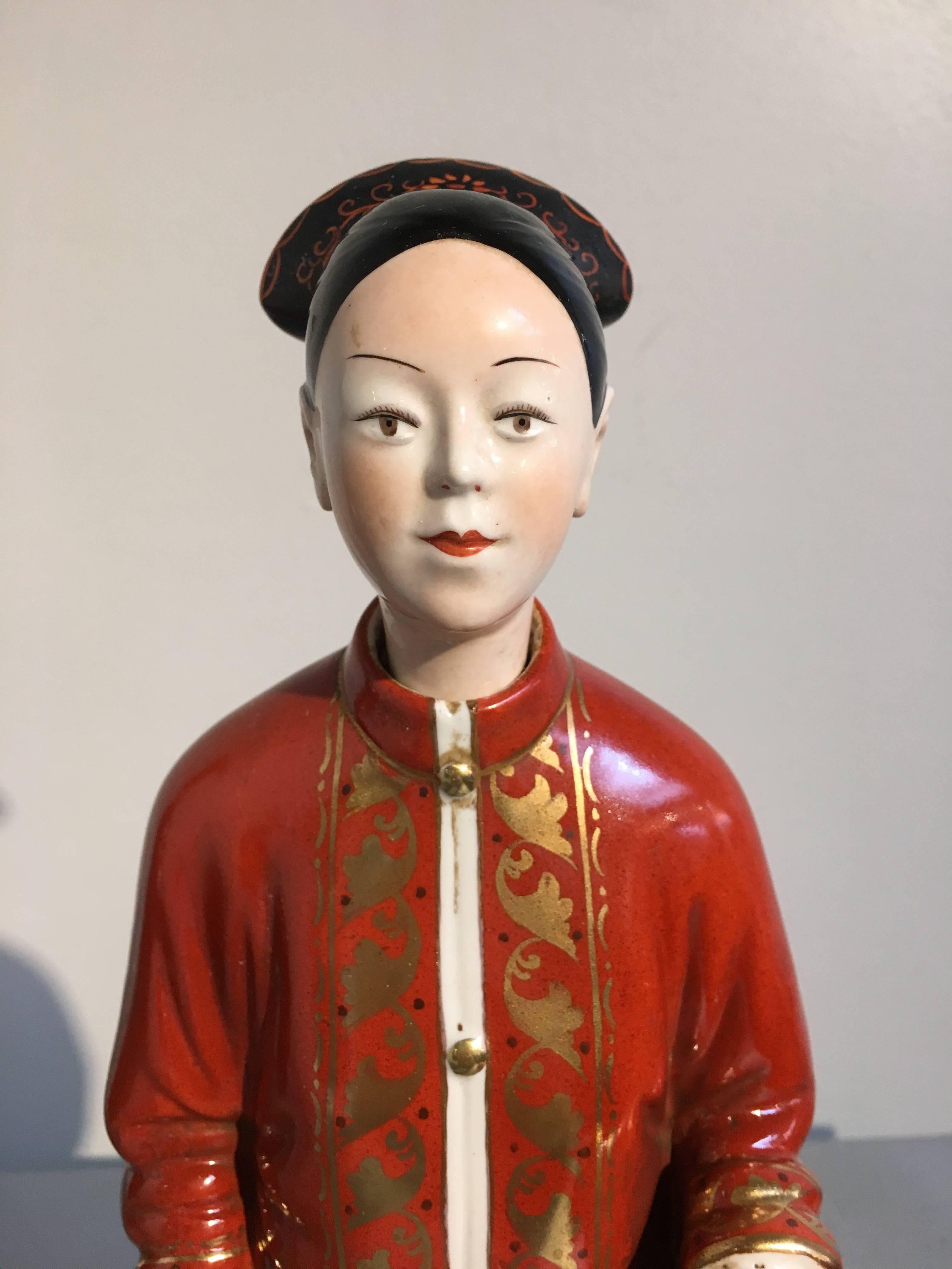 Milieu du XXe siècle Paire de figurines à tête tombante en porcelaine de style chinoiserie italienne, milieu du XXe siècle, Italie en vente