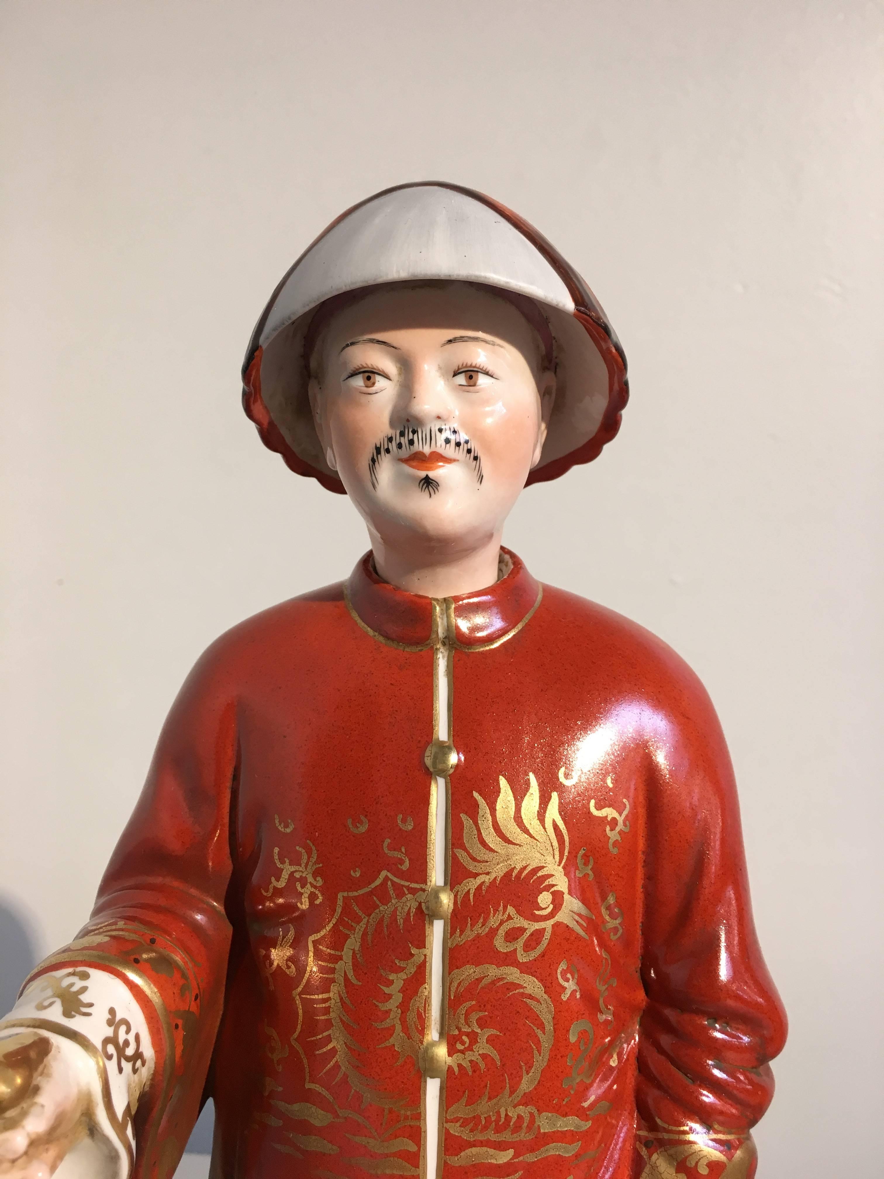Porcelaine Paire de figurines à tête tombante en porcelaine de style chinoiserie italienne, milieu du XXe siècle, Italie en vente