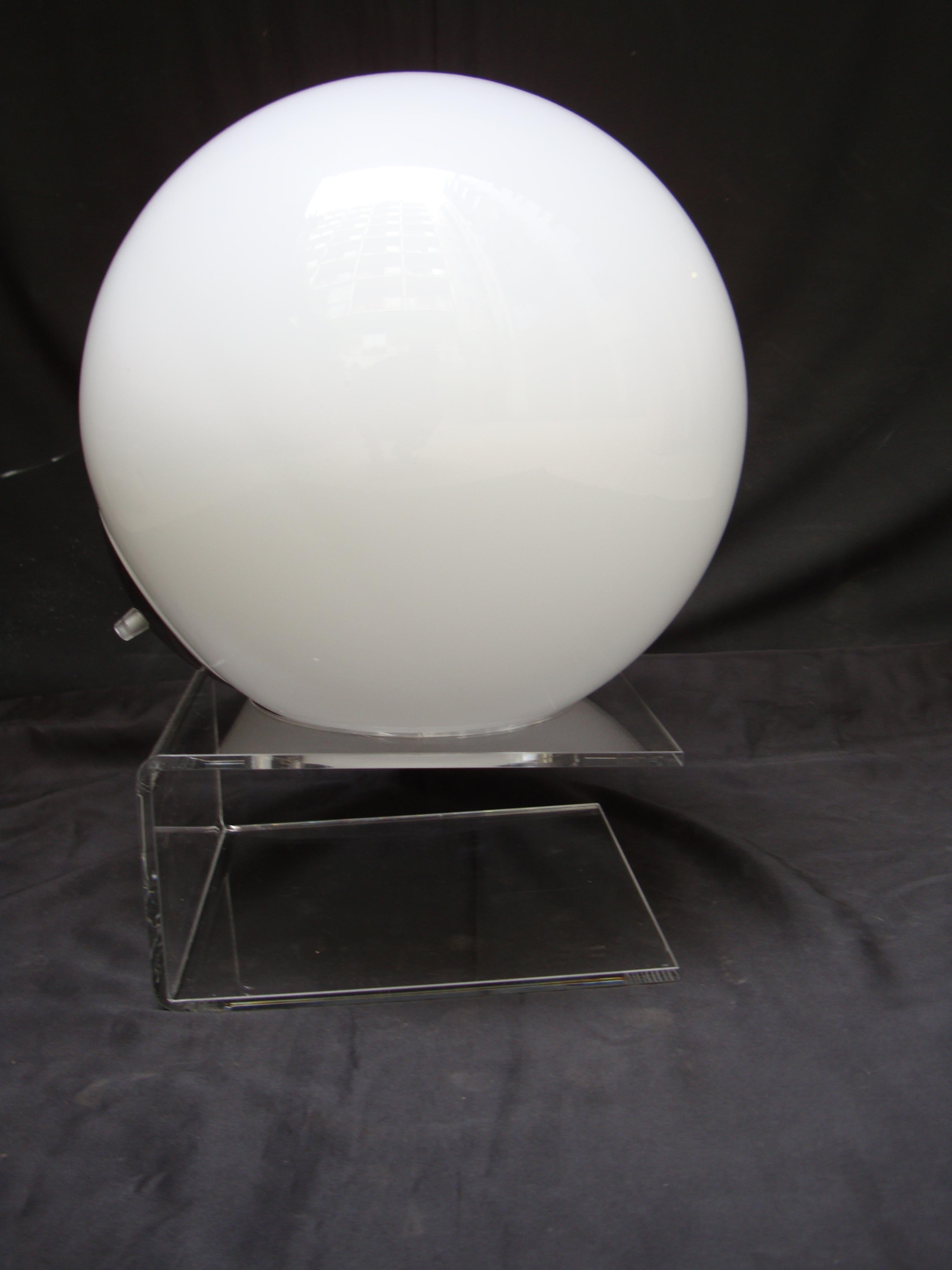Pair 20th Century Italian Globular Glass andLlucite Table Lamps In Good Condition For Sale In Milano, IT