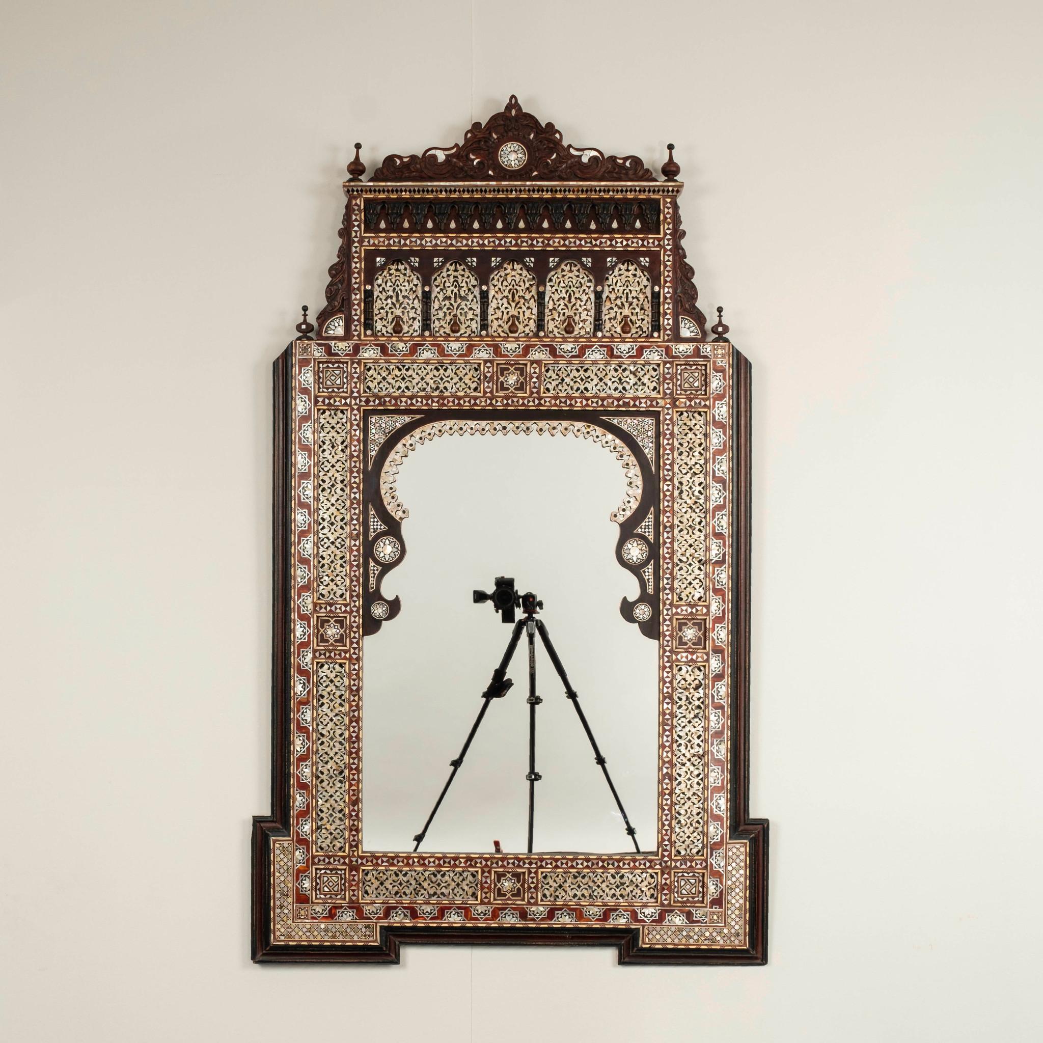 Ein Paar schöne Damaszener-Spiegel aus der Mitte des 20. Jahrhunderts mit Perlmutt- und Knochenintarsien aus Holz. Diese wundervollen Spiegel im Múdejar-Design zeichnen sich durch eine wunderschöne, detaillierte abstrakte Geometrie, ein Hufeisen mit