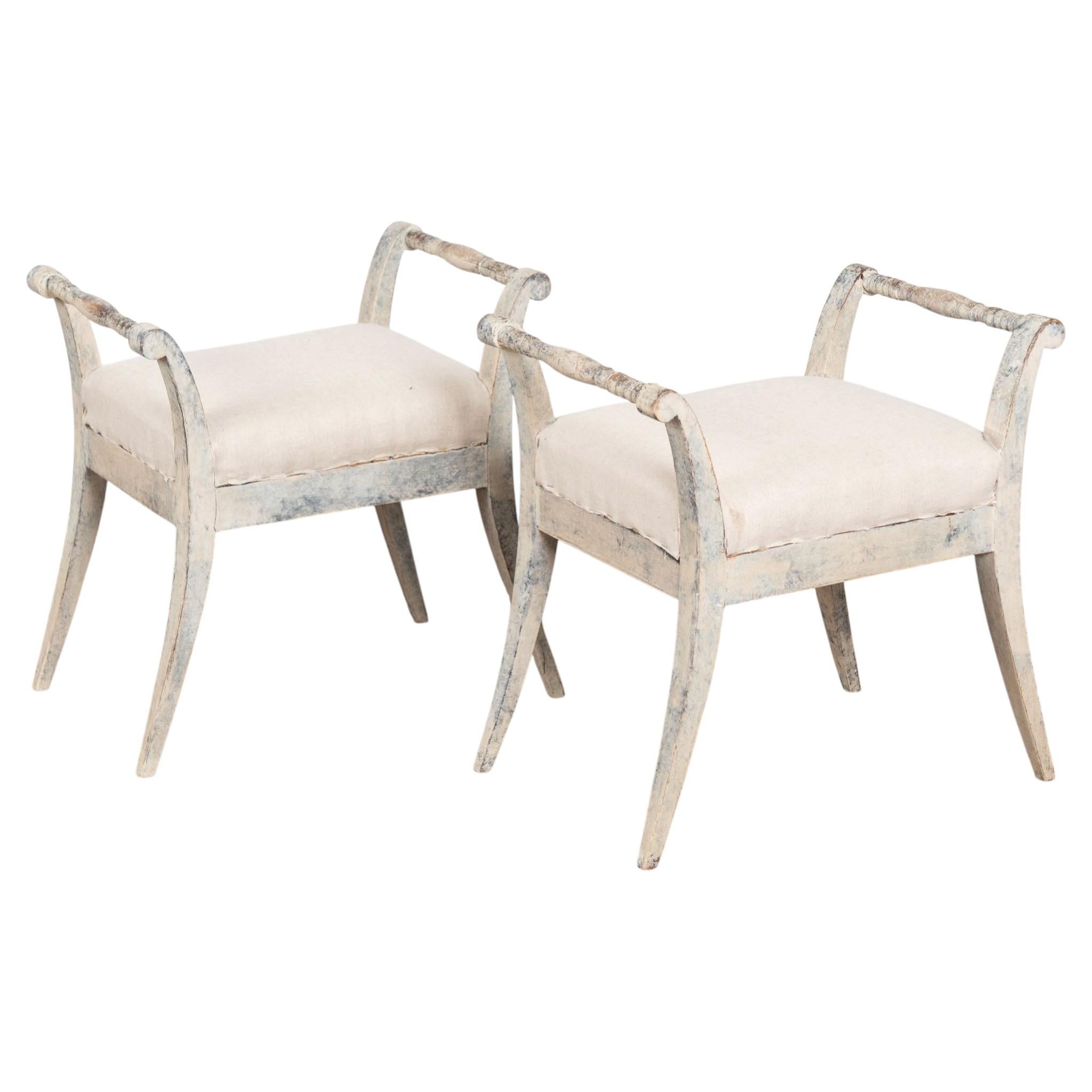 Paire de tabourets blancs de style gustavien suédois du XXe siècle