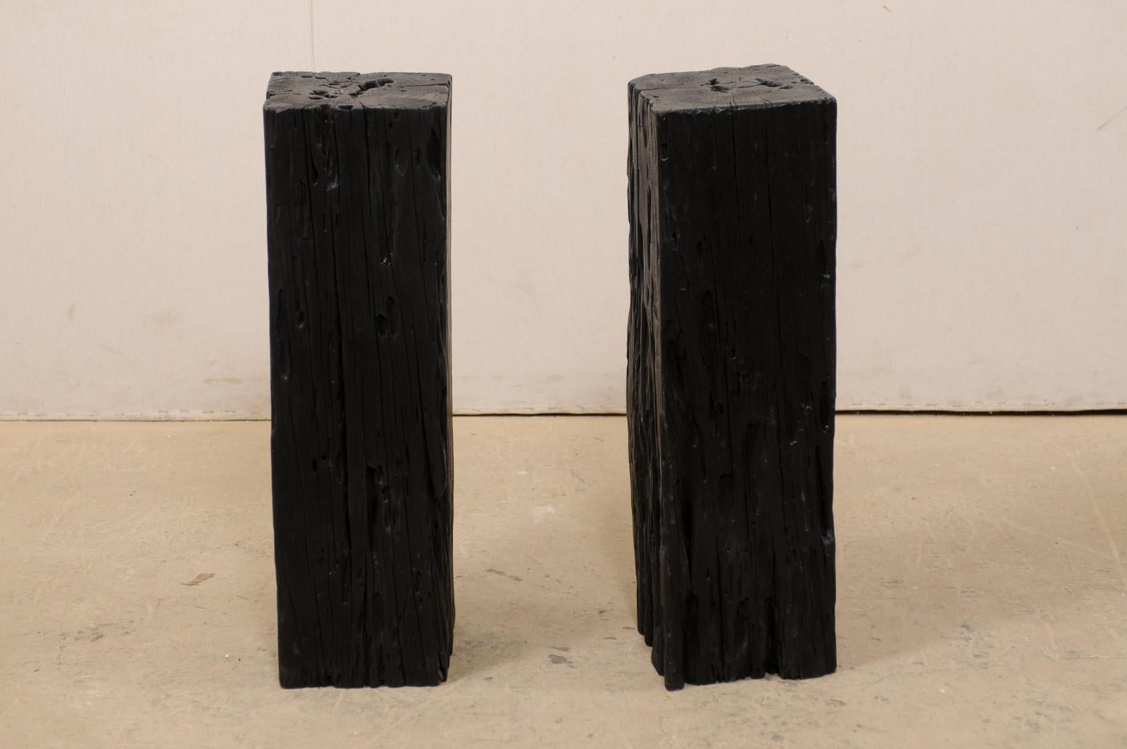 Indonésien Paire de piédestaux de forme carrée en bois carbonisé de 2,5 pieds de haut, couleur noire riche  en vente