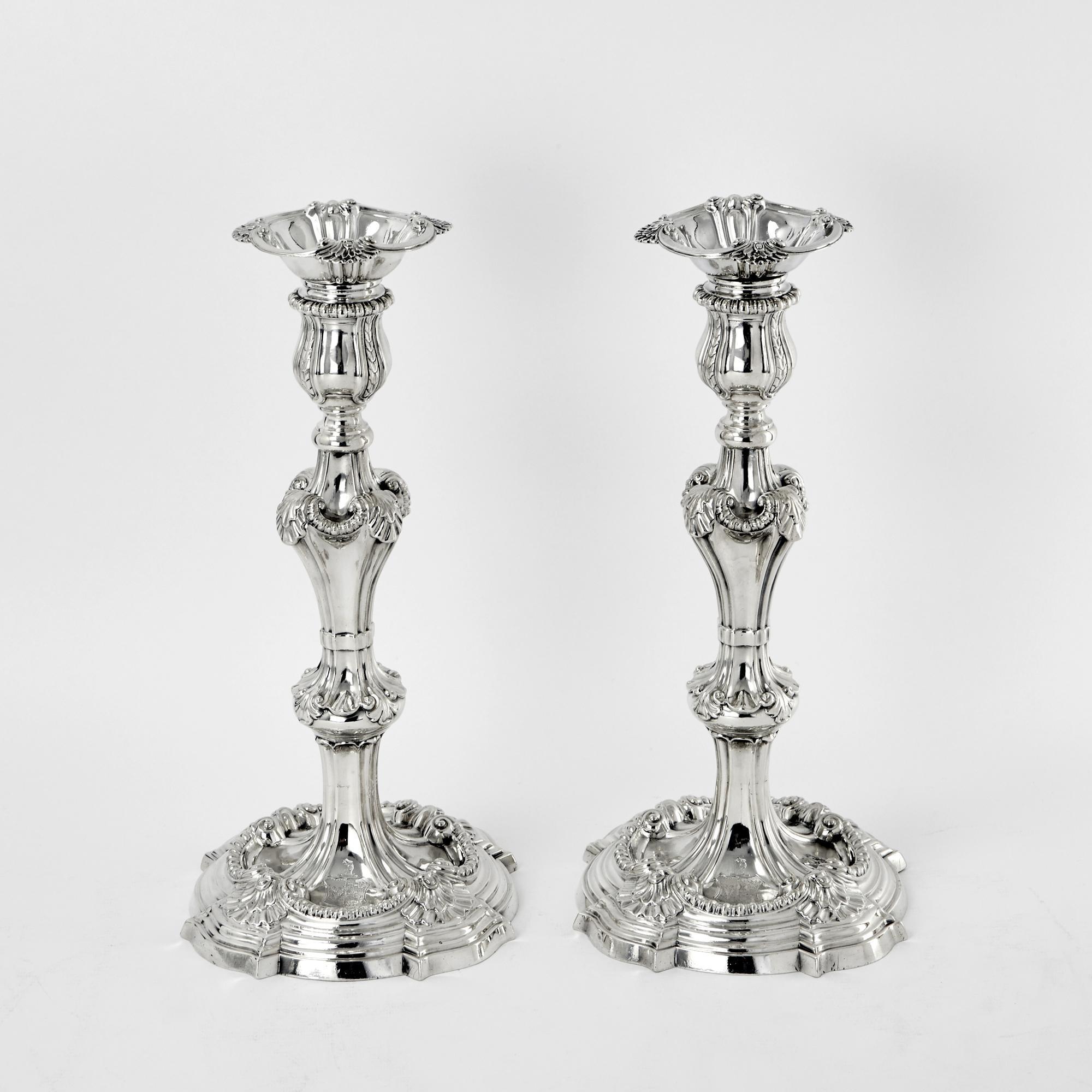 Inglese Coppia di candelabri a 3 luci di Giorgio III in argento fuso in vendita