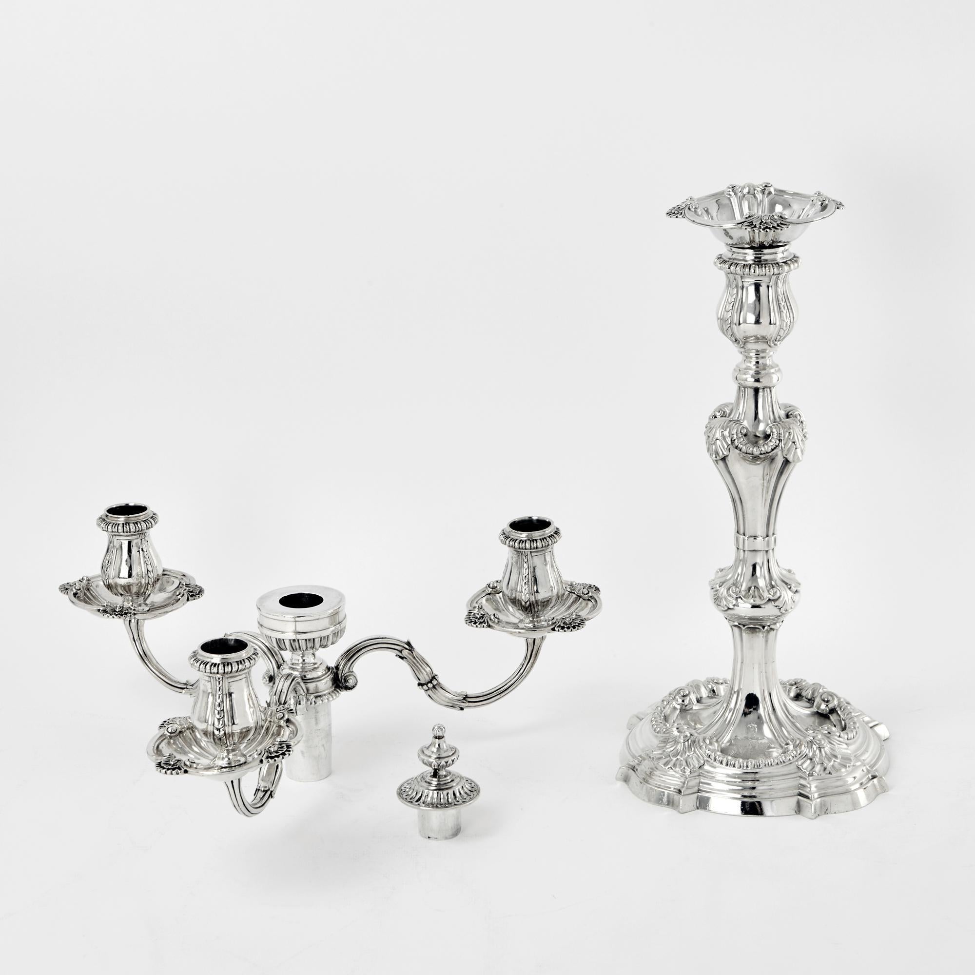 Calco Coppia di candelabri a 3 luci di Giorgio III in argento fuso in vendita