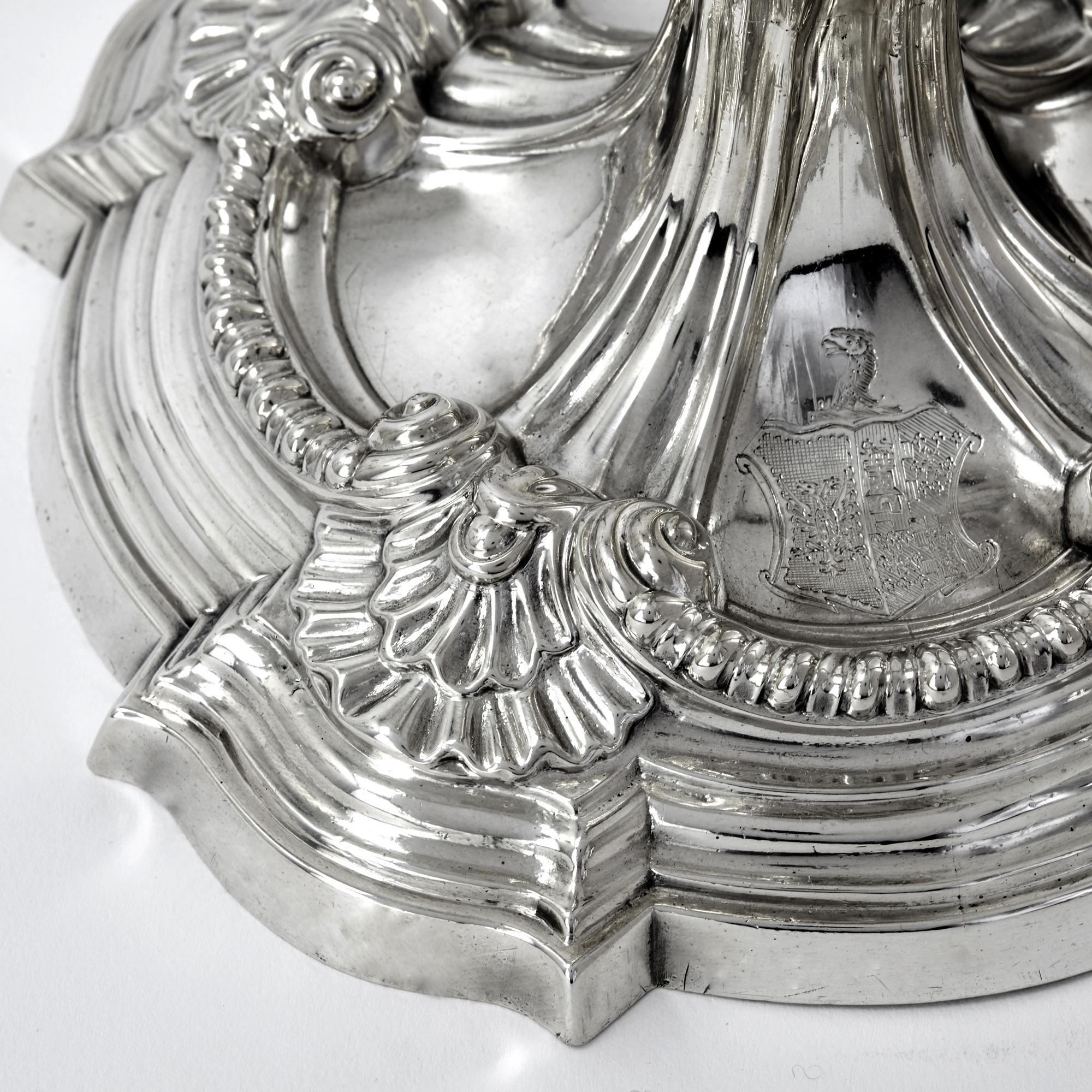 Argento Coppia di candelabri a 3 luci di Giorgio III in argento fuso in vendita