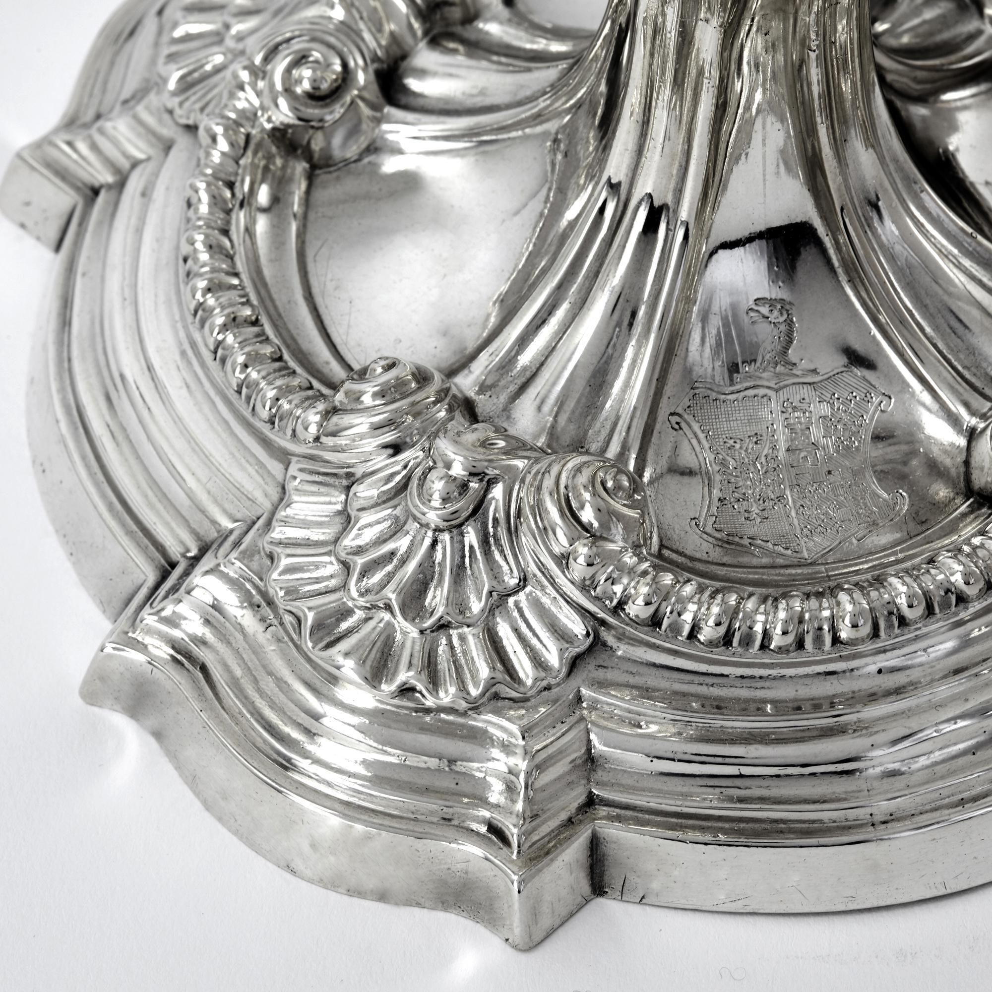 Argent Paire de candélabres à 3 lumières en argent coulé George III en vente