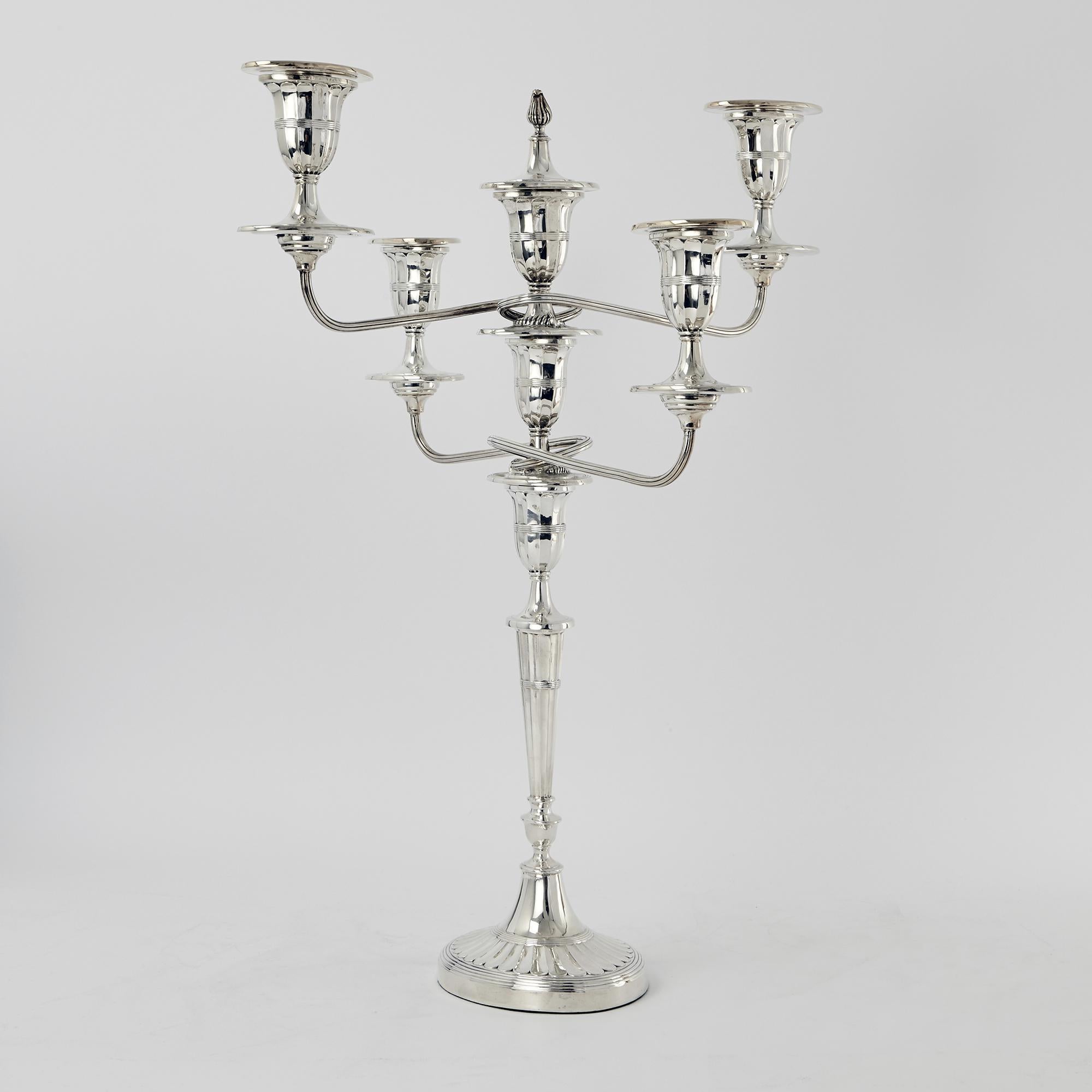 Georgiano Coppia di candelabri in argento a 3 luci in stile Giorgio III in vendita