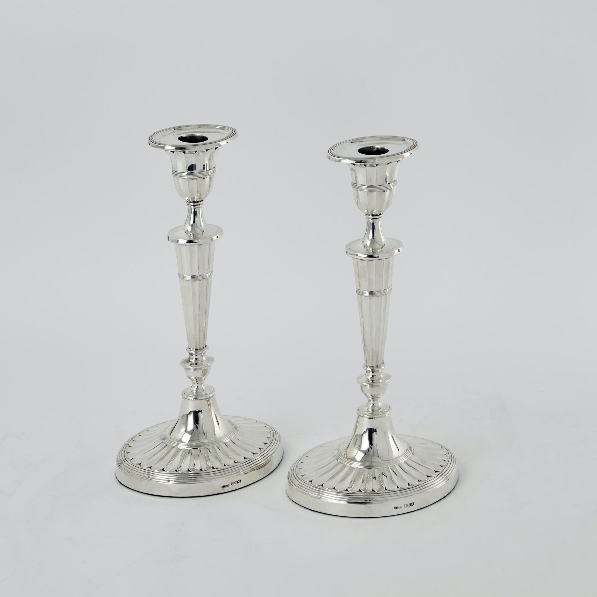 Coppia di candelabri in argento a 3 luci in stile Giorgio III In condizioni buone in vendita a London, GB
