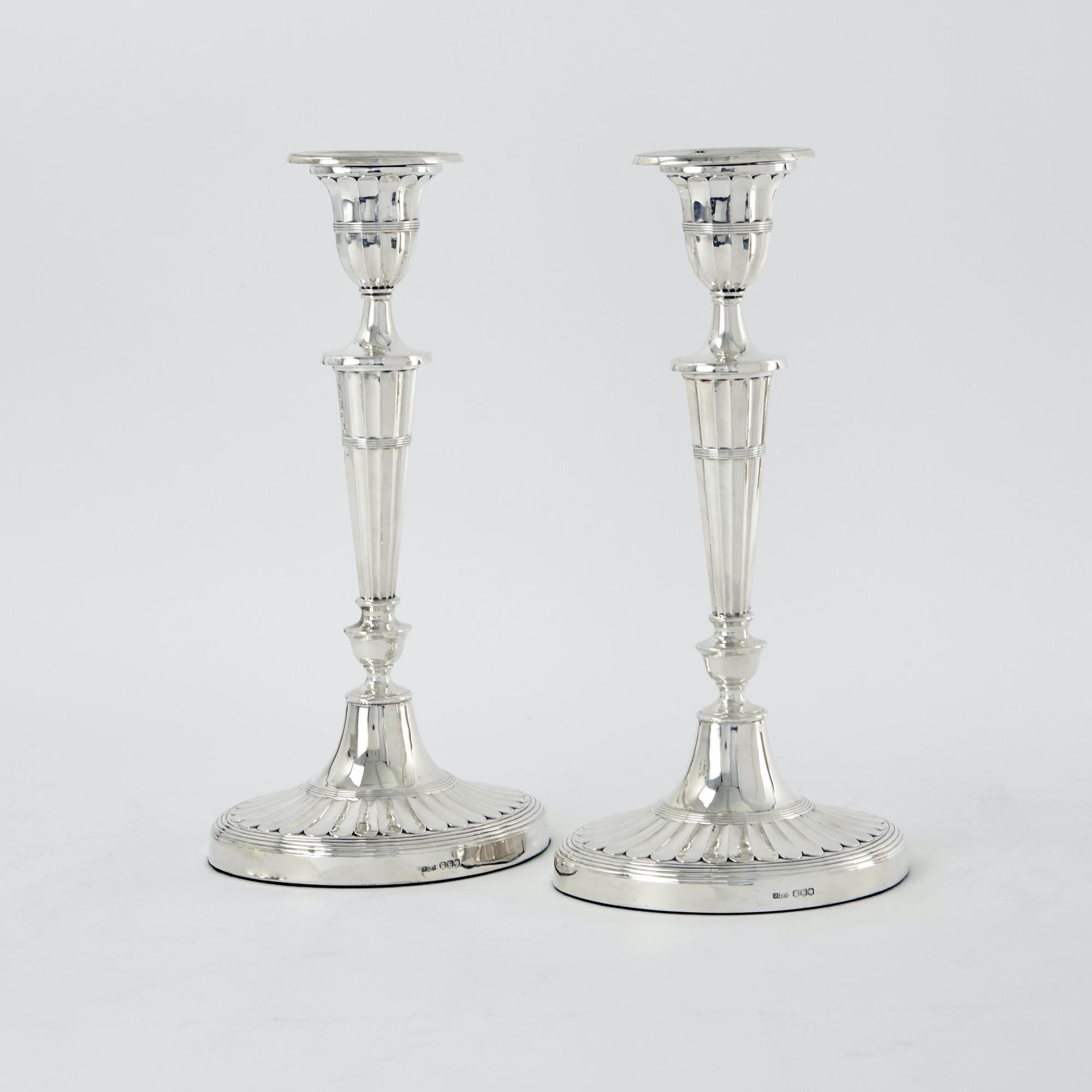 Metà XX secolo Coppia di candelabri in argento a 3 luci in stile Giorgio III in vendita