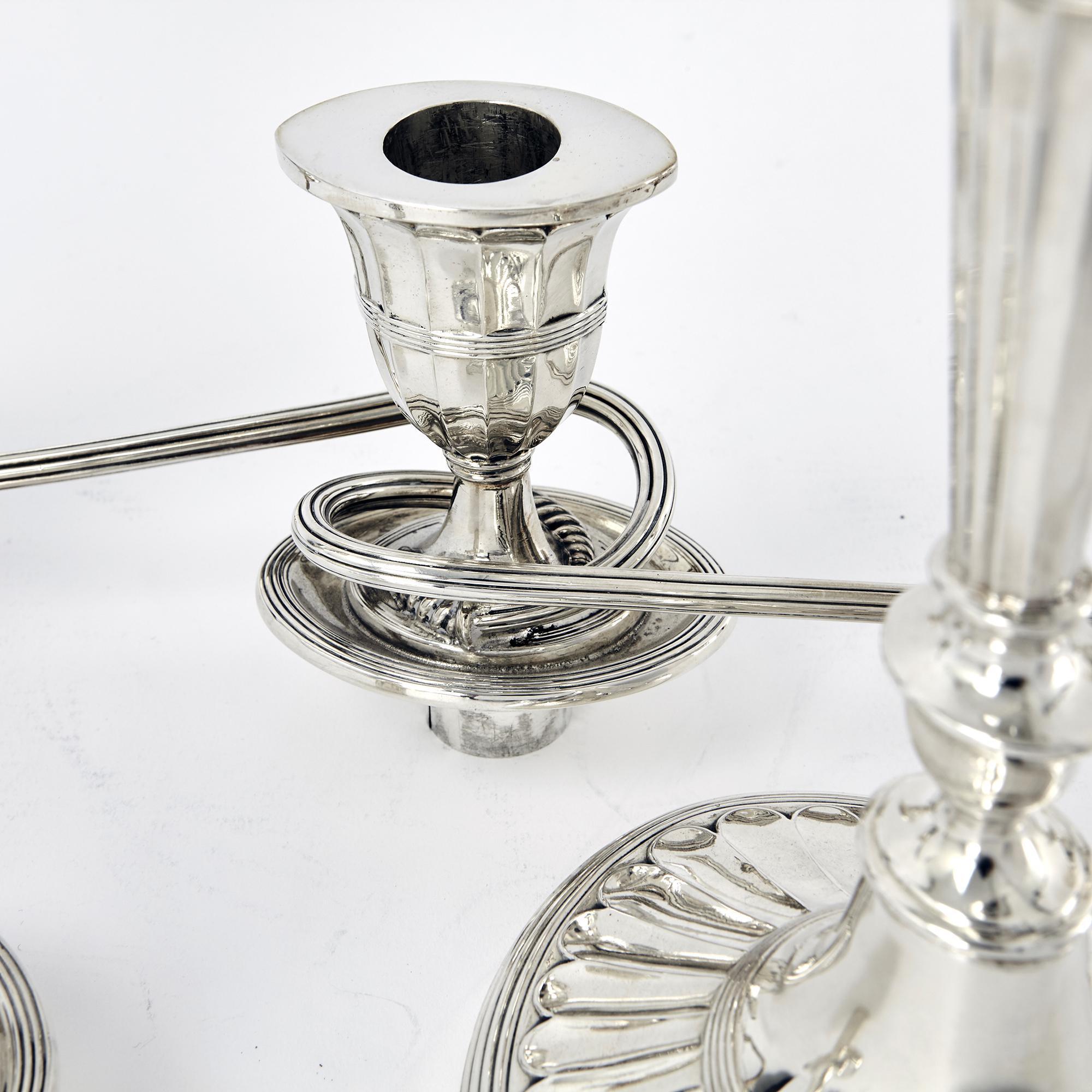 Coppia di candelabri in argento a 3 luci in stile Giorgio III in vendita 2