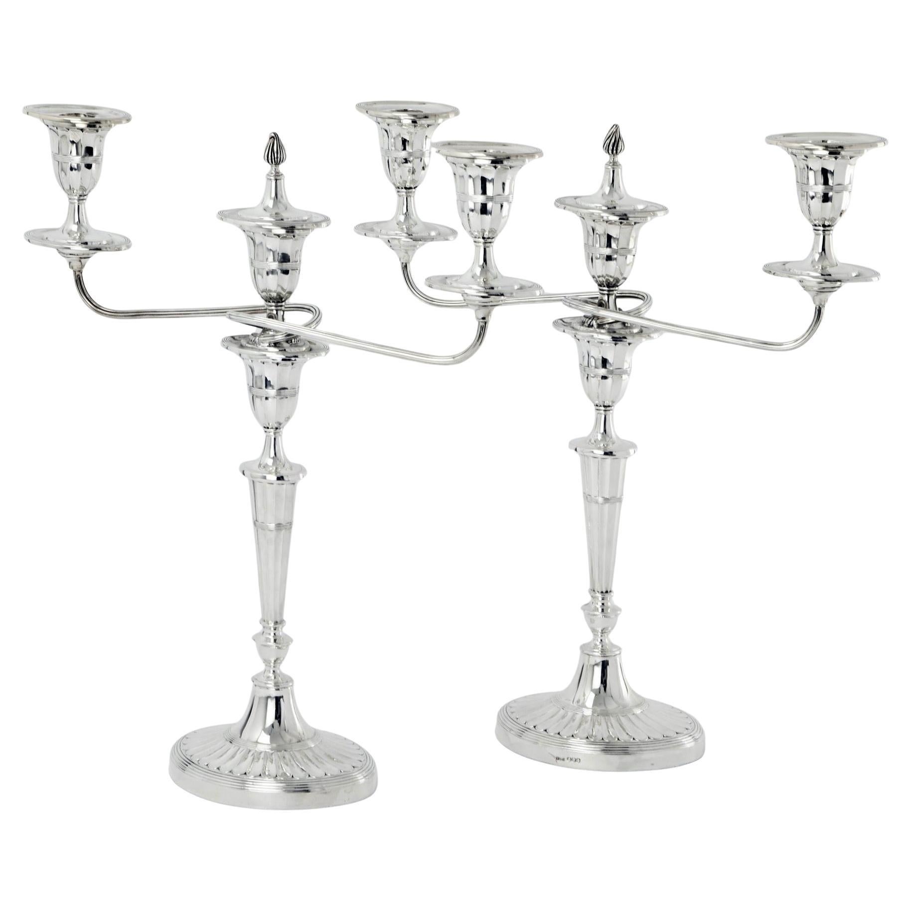 Coppia di candelabri in argento a 3 luci in stile Giorgio III in vendita
