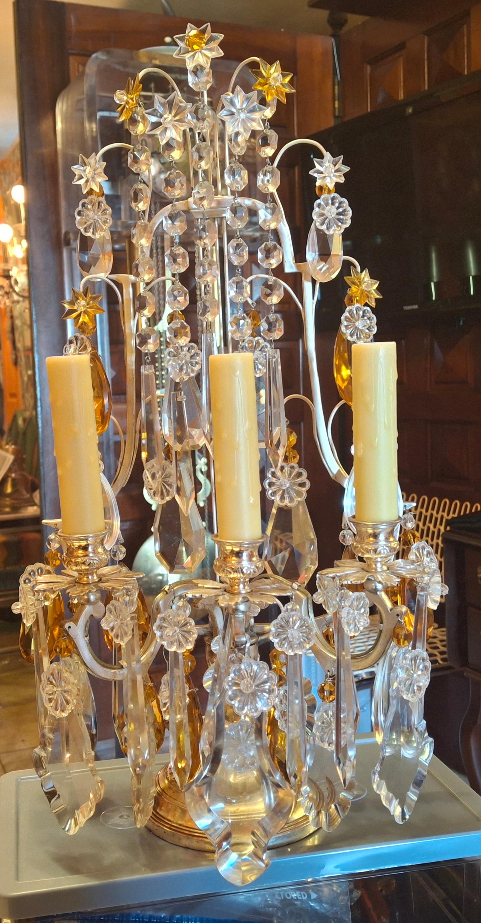 PAIR 1940's French Regency Lyre Back Grand Scale Girandoles/ Tischlampen. Geschliffenes klares und bernsteinfarbenes Kristall mit Fleurette und Stern. Flache Rückseite und perfekt für Kaminsims oder als Tischlampen. Je 3 Lichter. Kerzenhüllen aus